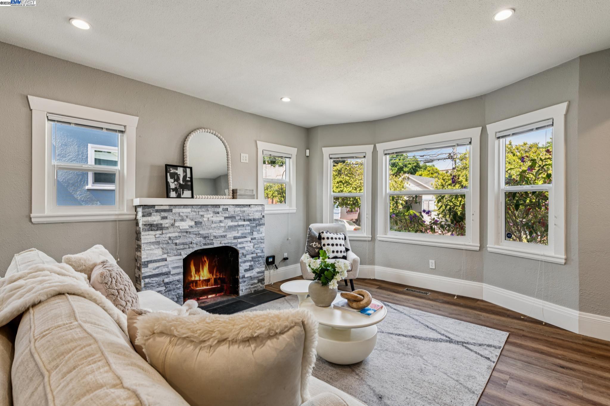 Detail Gallery Image 3 of 49 For 3032 22nd Ave, Oakland,  CA 94602 - 2 Beds | 1/1 Baths