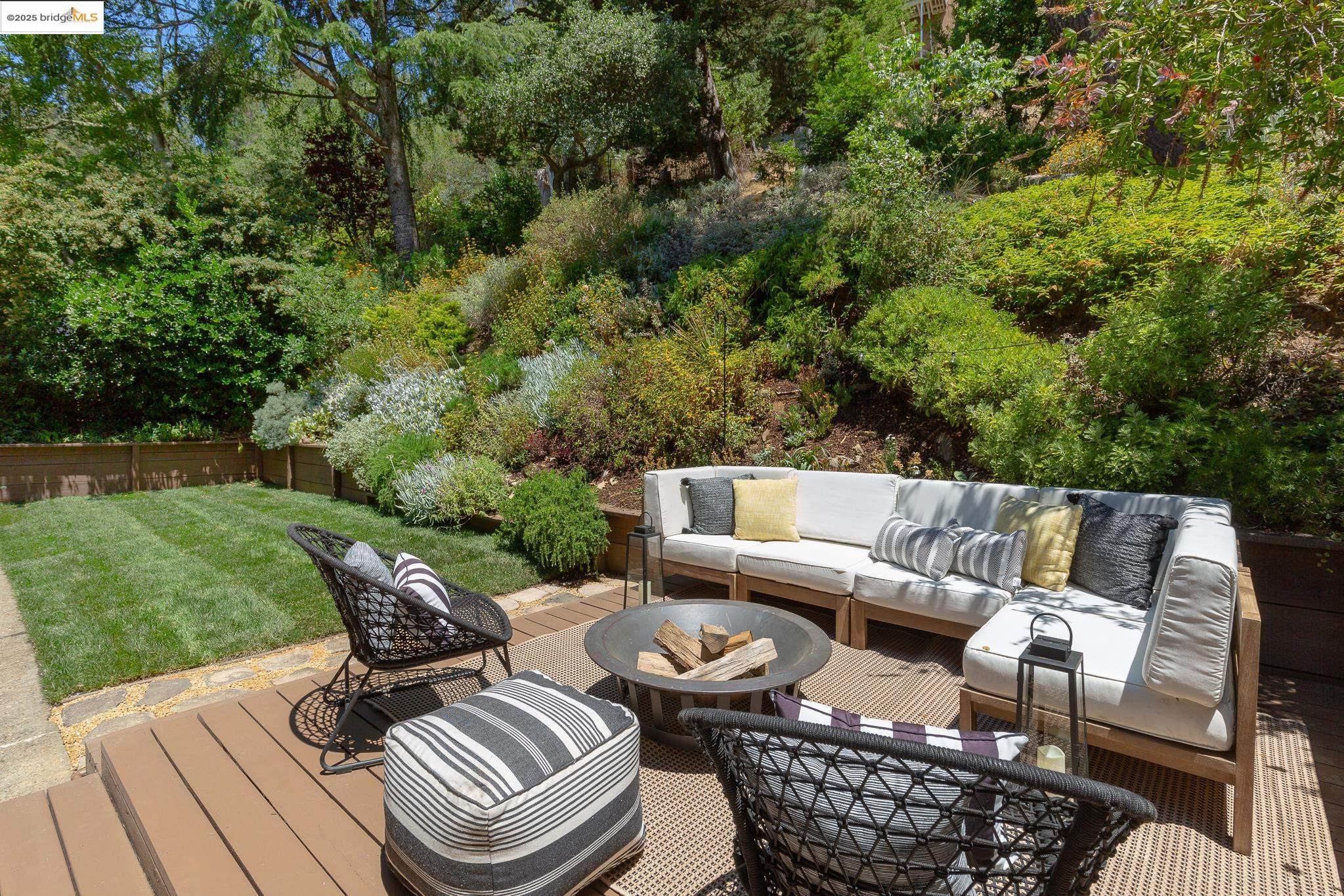 Detail Gallery Image 1 of 1 For 2072 Arrowhead Dr, Oakland,  CA 94611 - 3 Beds | 2/1 Baths