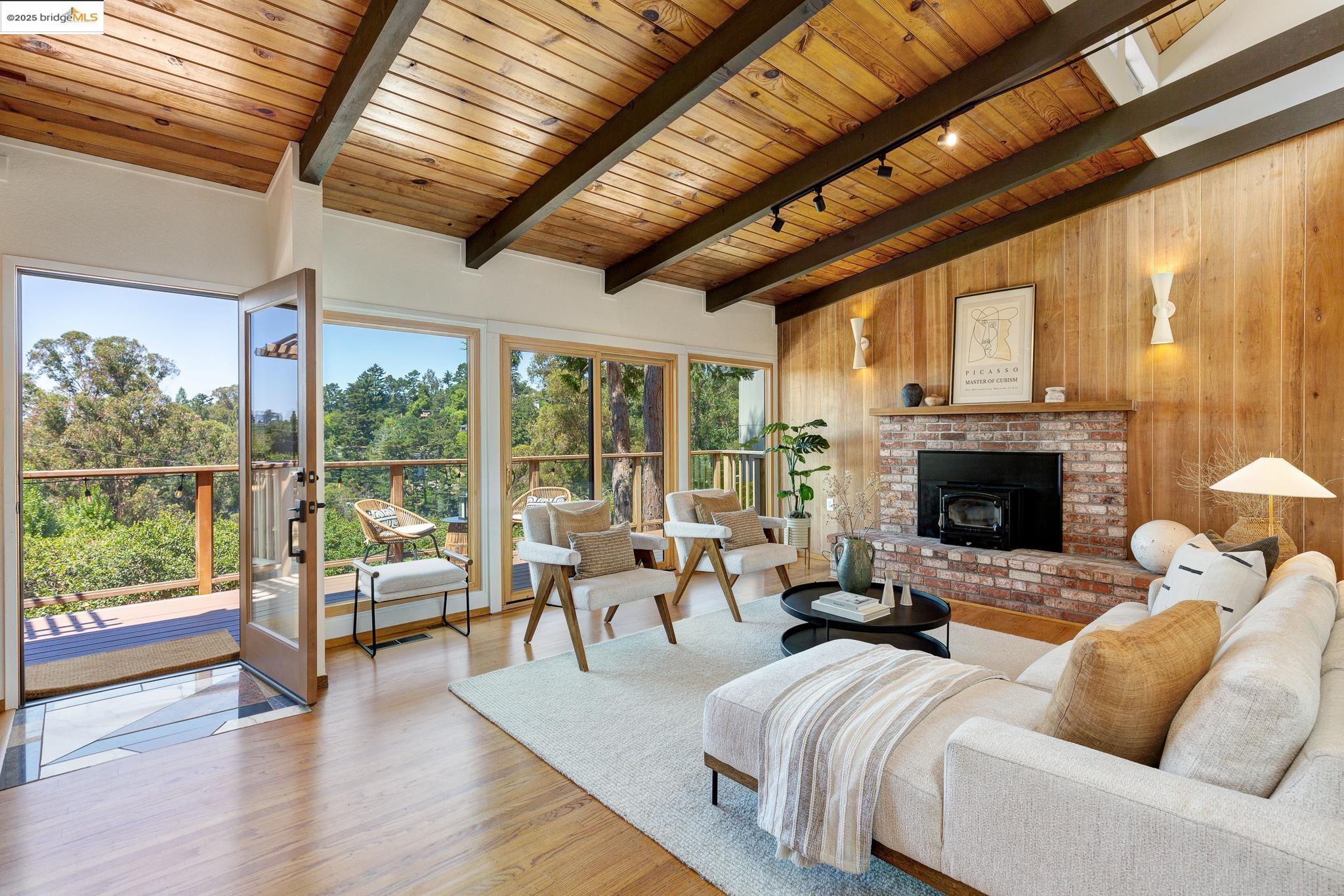 Detail Gallery Image 2 of 59 For 2072 Arrowhead Dr, Oakland,  CA 94611 - 3 Beds | 2/1 Baths