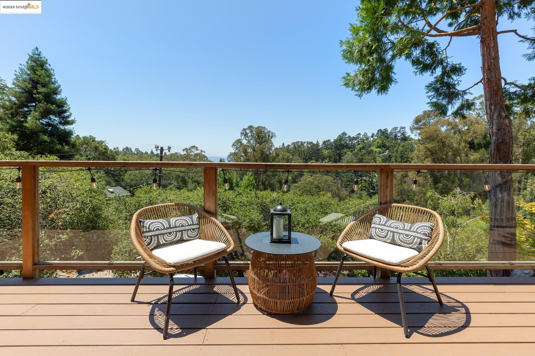 Detail Gallery Image 11 of 59 For 2072 Arrowhead Dr, Oakland,  CA 94611 - 3 Beds | 2/1 Baths