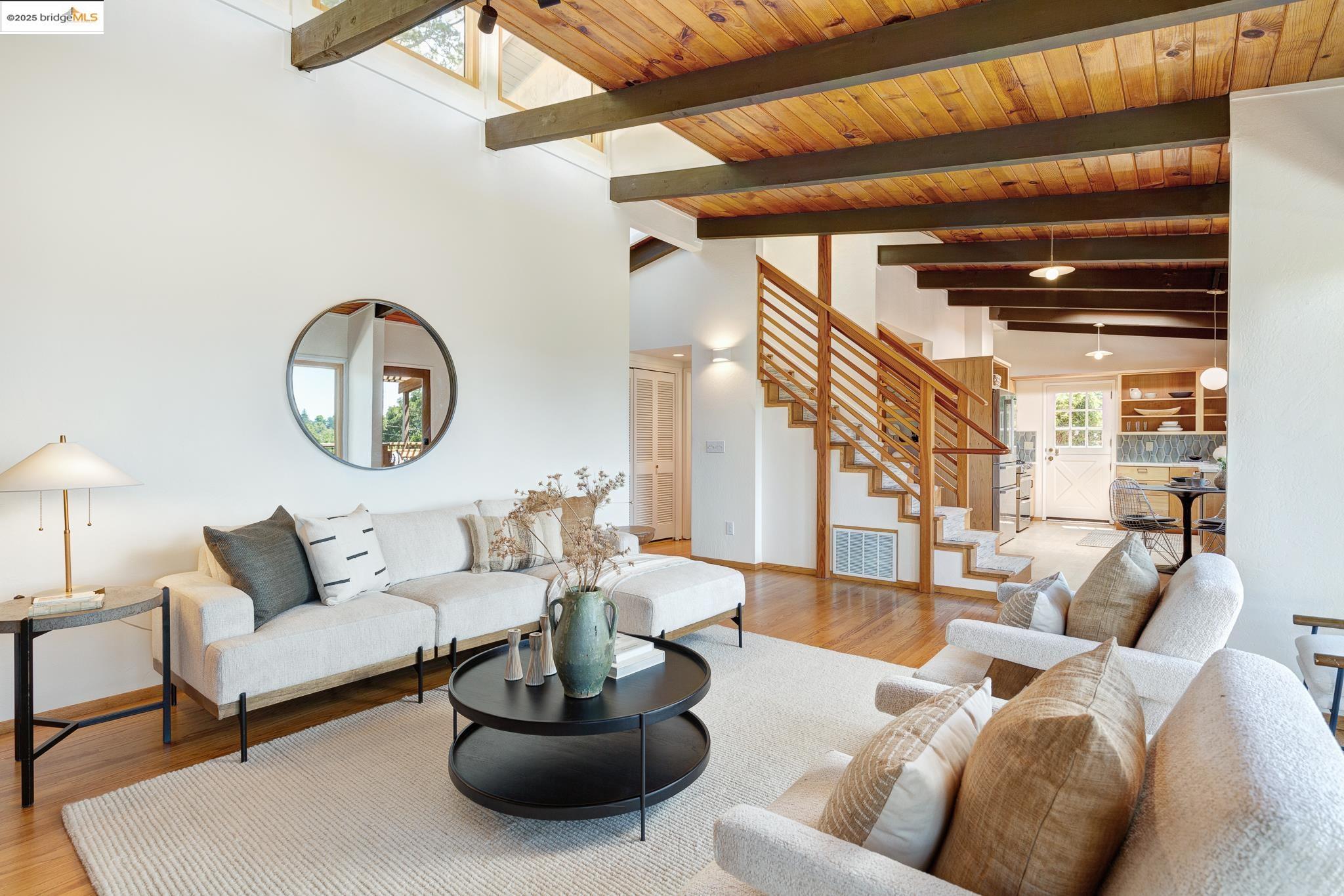 Detail Gallery Image 12 of 59 For 2072 Arrowhead Dr, Oakland,  CA 94611 - 3 Beds | 2/1 Baths
