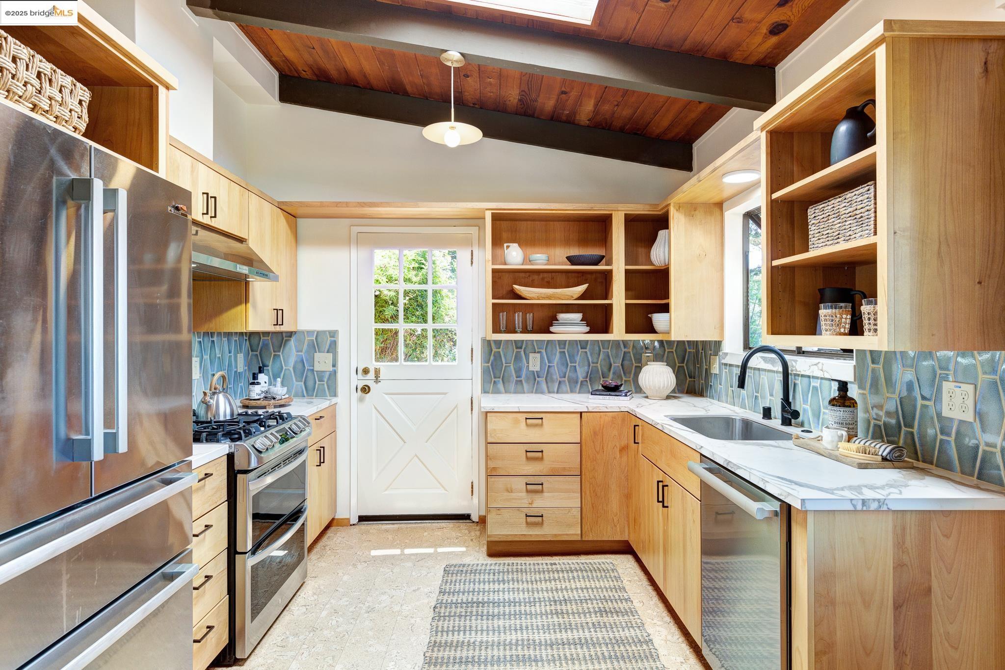 Detail Gallery Image 13 of 59 For 2072 Arrowhead Dr, Oakland,  CA 94611 - 3 Beds | 2/1 Baths