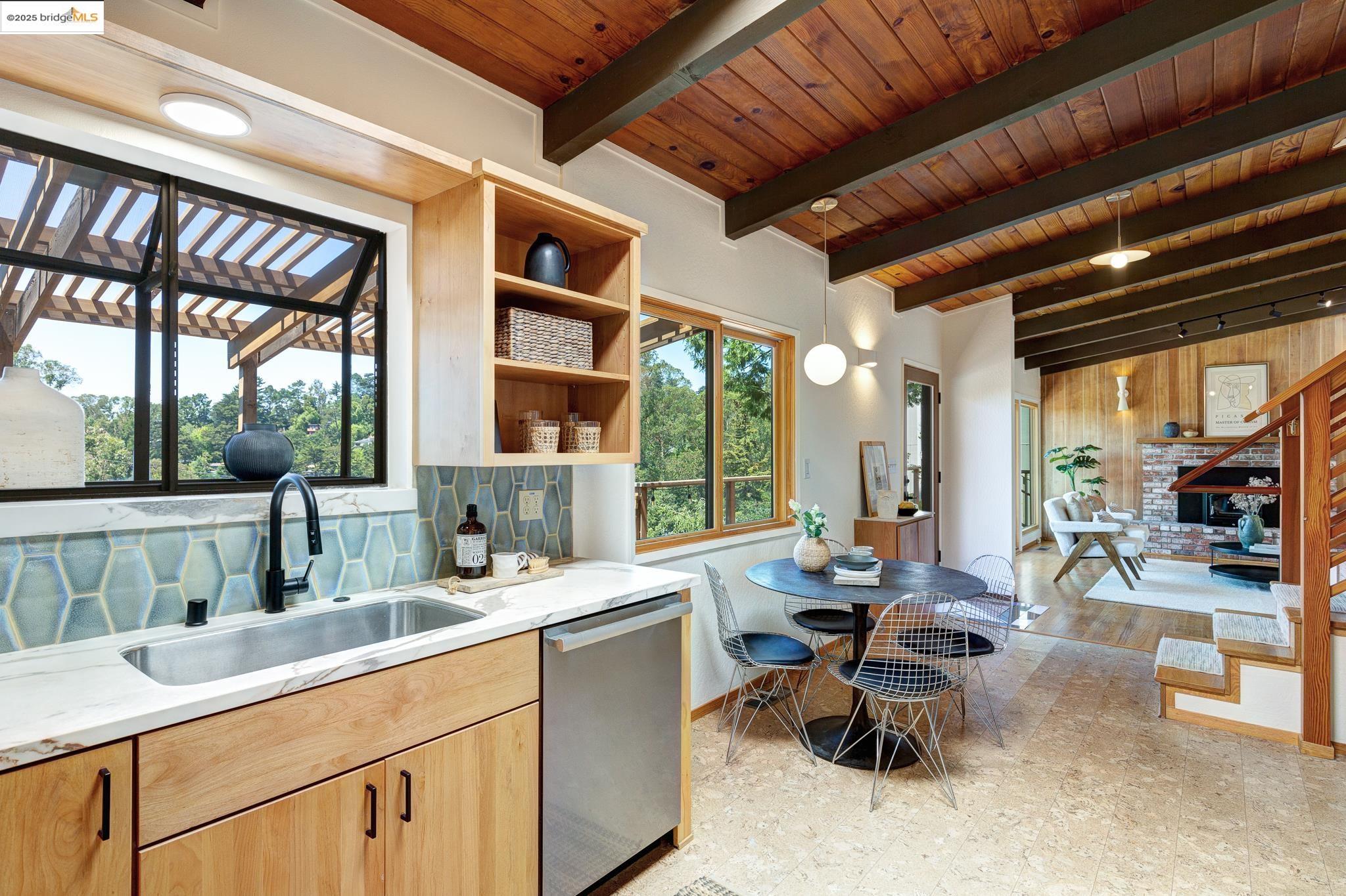 Detail Gallery Image 14 of 59 For 2072 Arrowhead Dr, Oakland,  CA 94611 - 3 Beds | 2/1 Baths