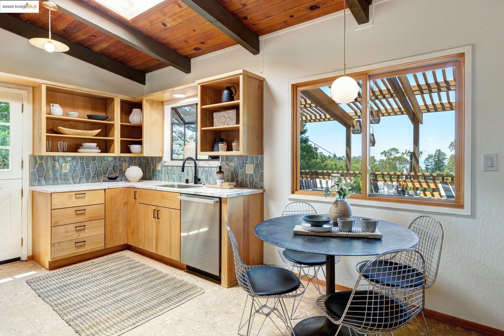 Detail Gallery Image 15 of 59 For 2072 Arrowhead Dr, Oakland,  CA 94611 - 3 Beds | 2/1 Baths