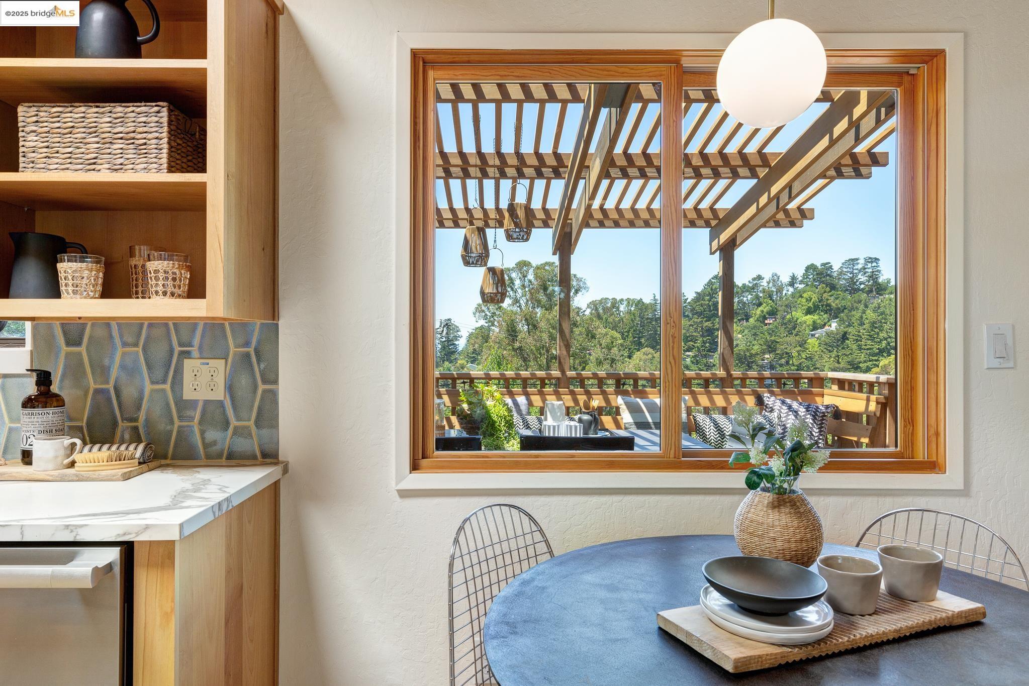 Detail Gallery Image 16 of 59 For 2072 Arrowhead Dr, Oakland,  CA 94611 - 3 Beds | 2/1 Baths