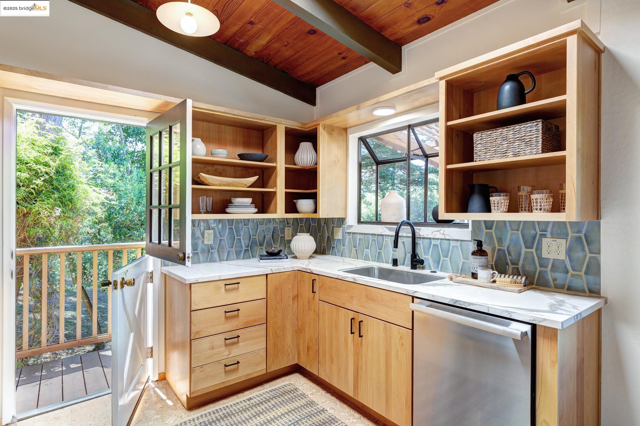 Detail Gallery Image 17 of 59 For 2072 Arrowhead Dr, Oakland,  CA 94611 - 3 Beds | 2/1 Baths