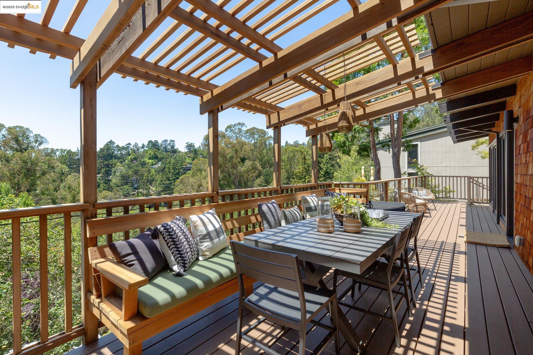 Detail Gallery Image 18 of 59 For 2072 Arrowhead Dr, Oakland,  CA 94611 - 3 Beds | 2/1 Baths