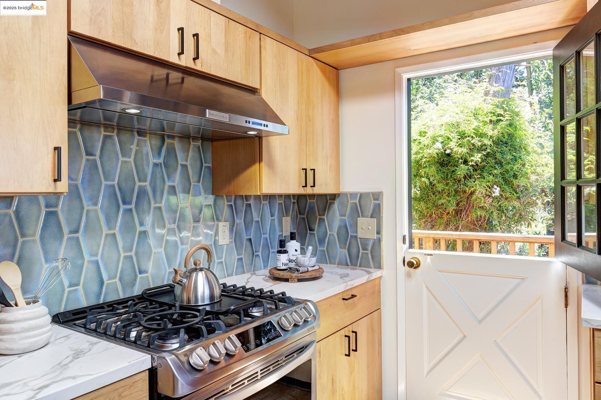 Detail Gallery Image 20 of 59 For 2072 Arrowhead Dr, Oakland,  CA 94611 - 3 Beds | 2/1 Baths