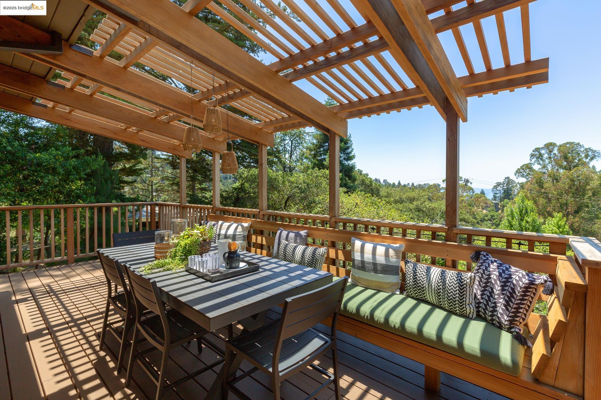 Detail Gallery Image 3 of 59 For 2072 Arrowhead Dr, Oakland,  CA 94611 - 3 Beds | 2/1 Baths