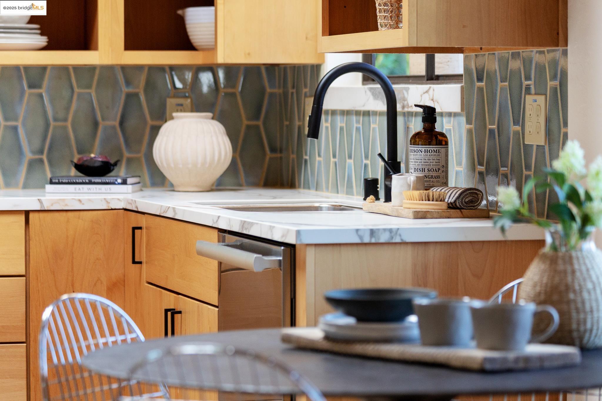 Detail Gallery Image 22 of 59 For 2072 Arrowhead Dr, Oakland,  CA 94611 - 3 Beds | 2/1 Baths