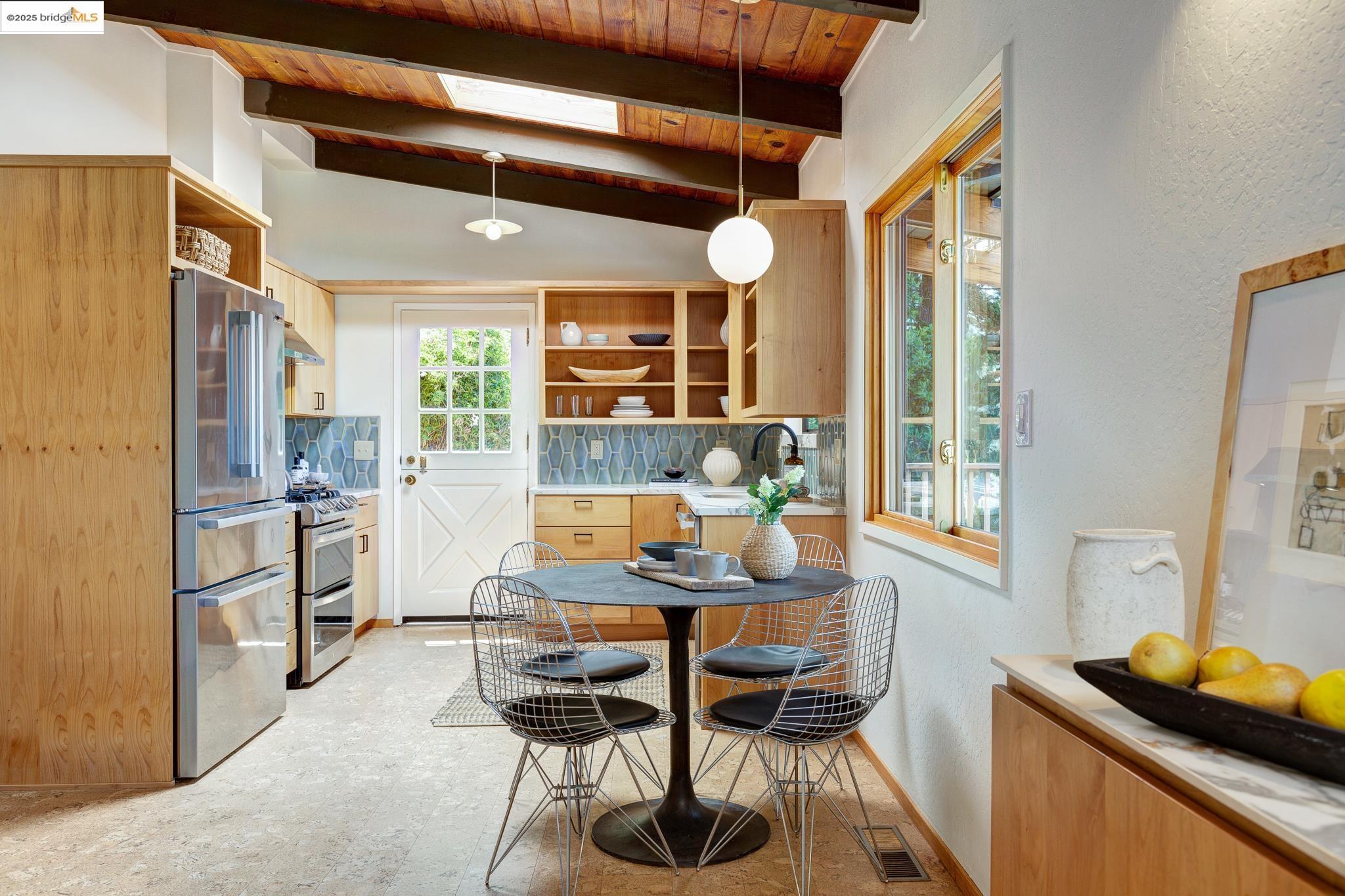 Detail Gallery Image 23 of 59 For 2072 Arrowhead Dr, Oakland,  CA 94611 - 3 Beds | 2/1 Baths