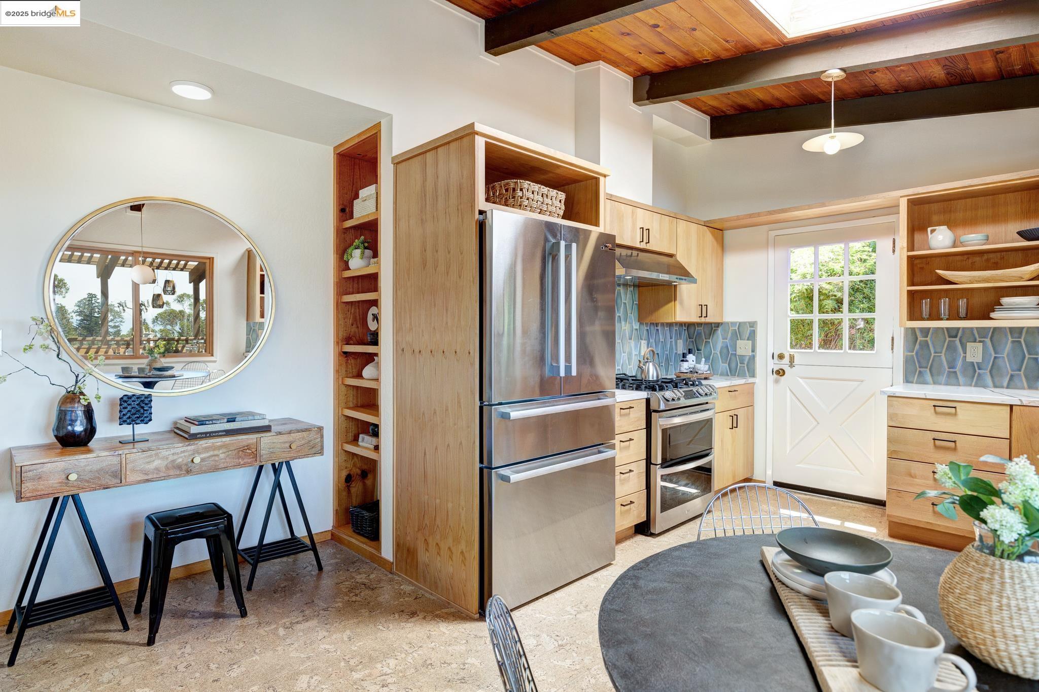 Detail Gallery Image 24 of 59 For 2072 Arrowhead Dr, Oakland,  CA 94611 - 3 Beds | 2/1 Baths