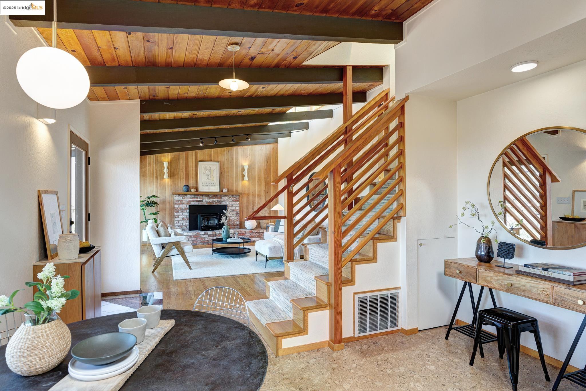 Detail Gallery Image 25 of 59 For 2072 Arrowhead Dr, Oakland,  CA 94611 - 3 Beds | 2/1 Baths