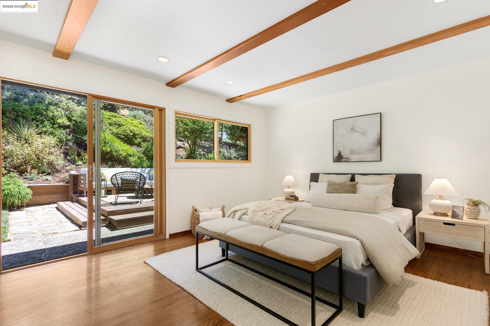 Detail Gallery Image 26 of 59 For 2072 Arrowhead Dr, Oakland,  CA 94611 - 3 Beds | 2/1 Baths