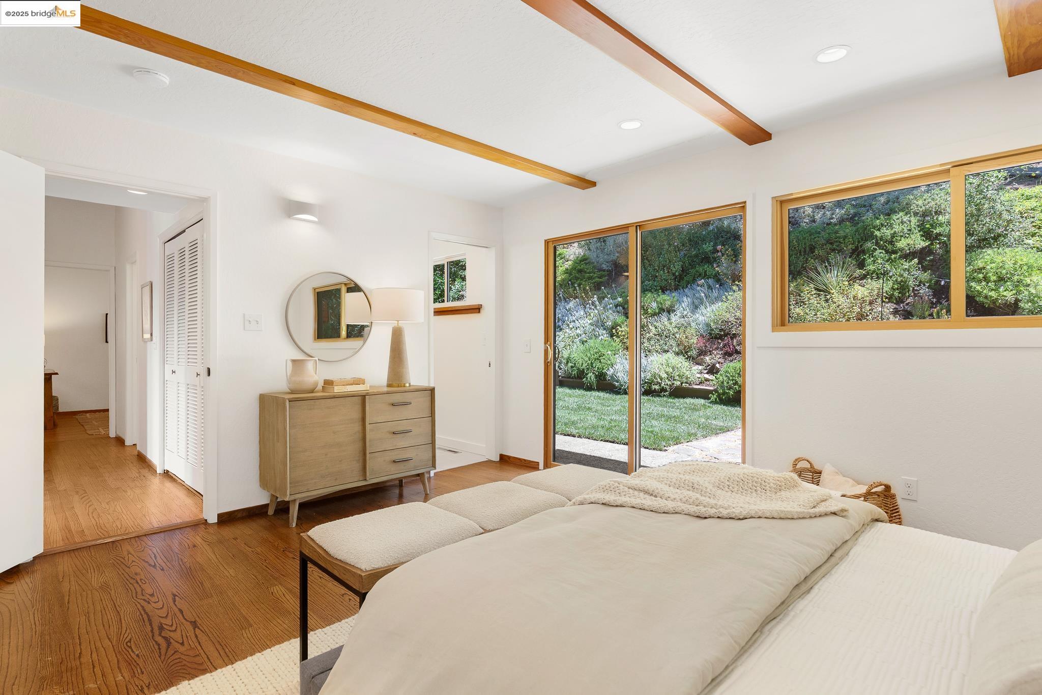 Detail Gallery Image 27 of 59 For 2072 Arrowhead Dr, Oakland,  CA 94611 - 3 Beds | 2/1 Baths