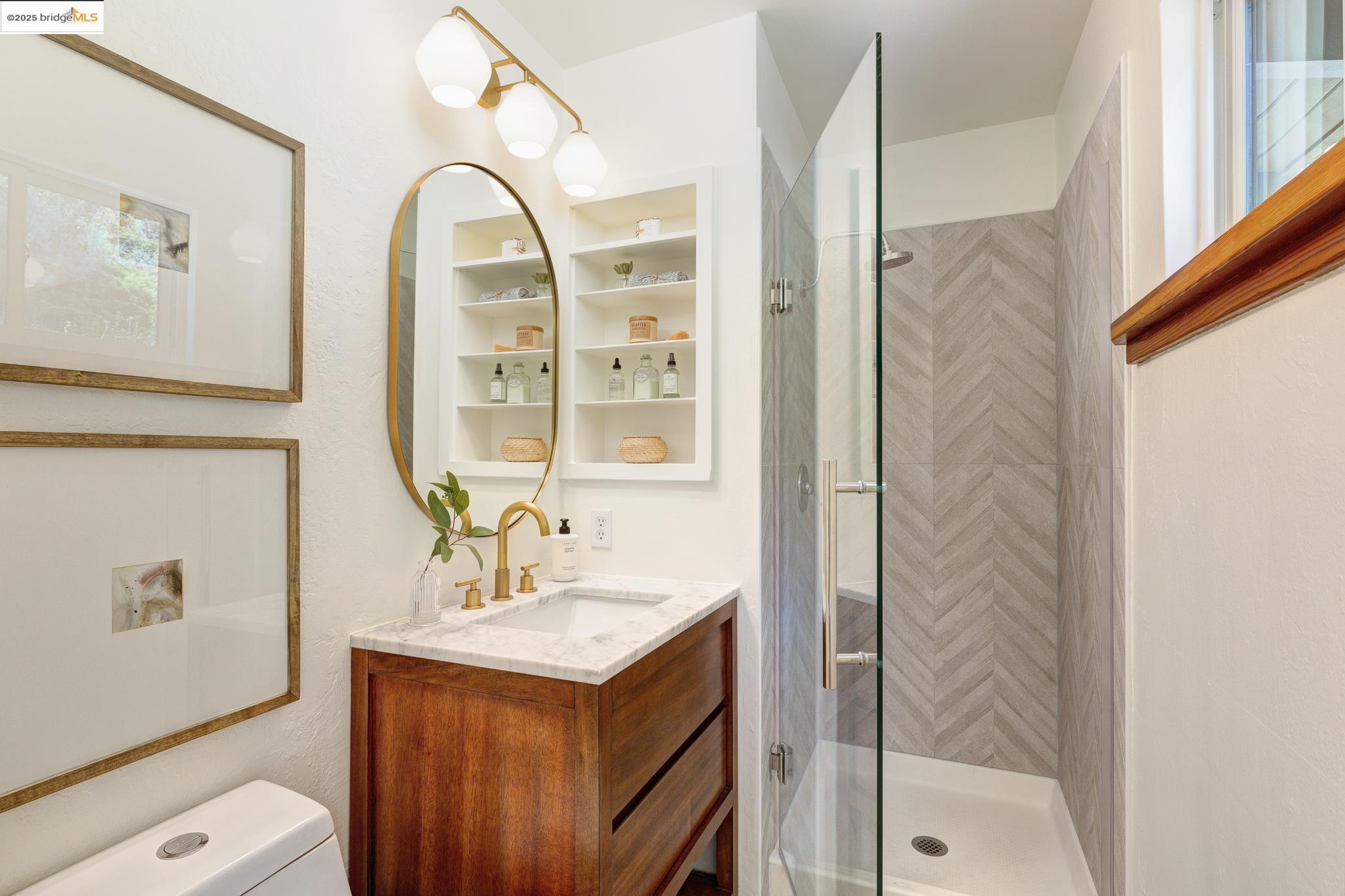 Detail Gallery Image 28 of 59 For 2072 Arrowhead Dr, Oakland,  CA 94611 - 3 Beds | 2/1 Baths