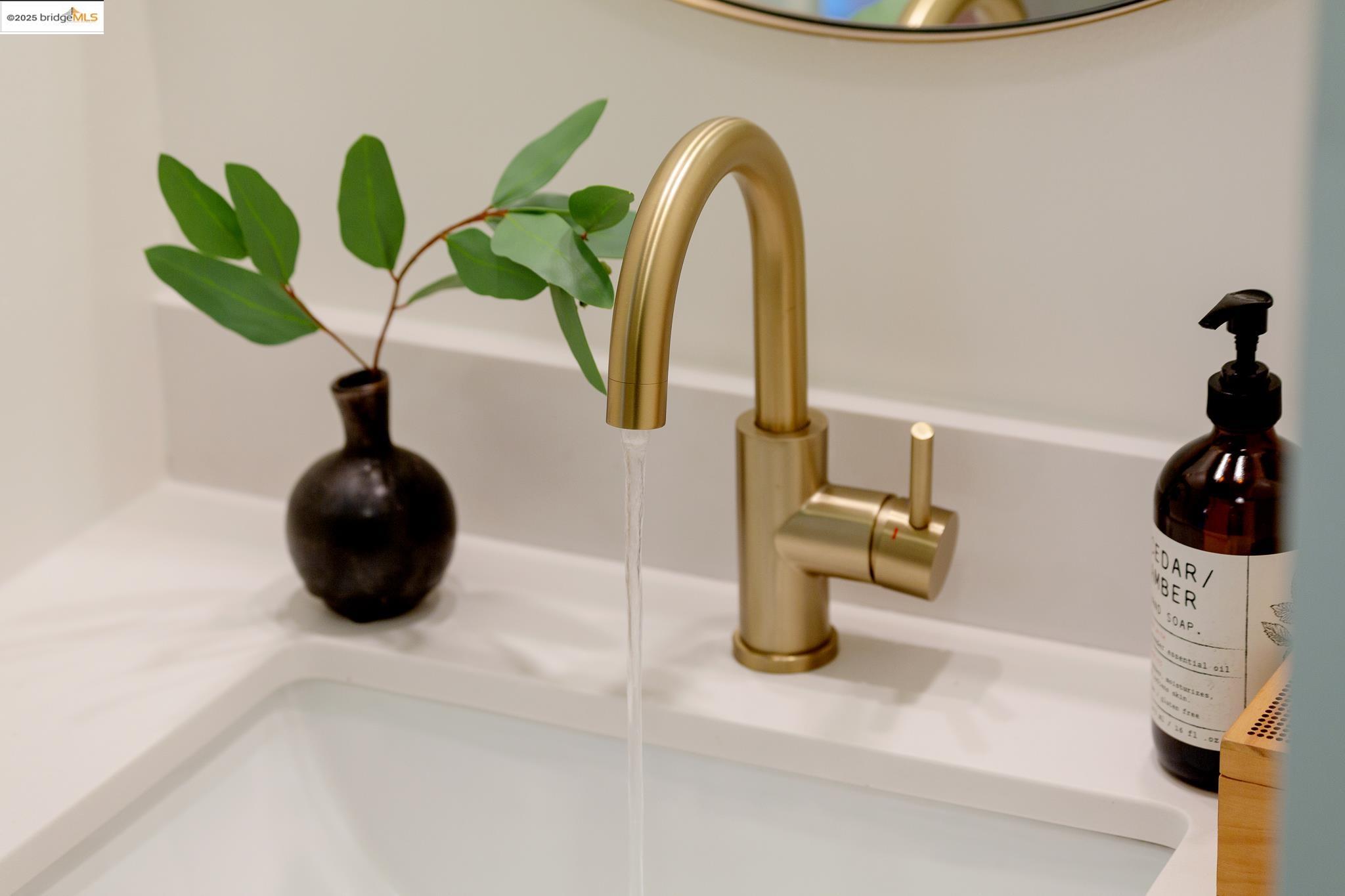 Detail Gallery Image 29 of 59 For 2072 Arrowhead Dr, Oakland,  CA 94611 - 3 Beds | 2/1 Baths