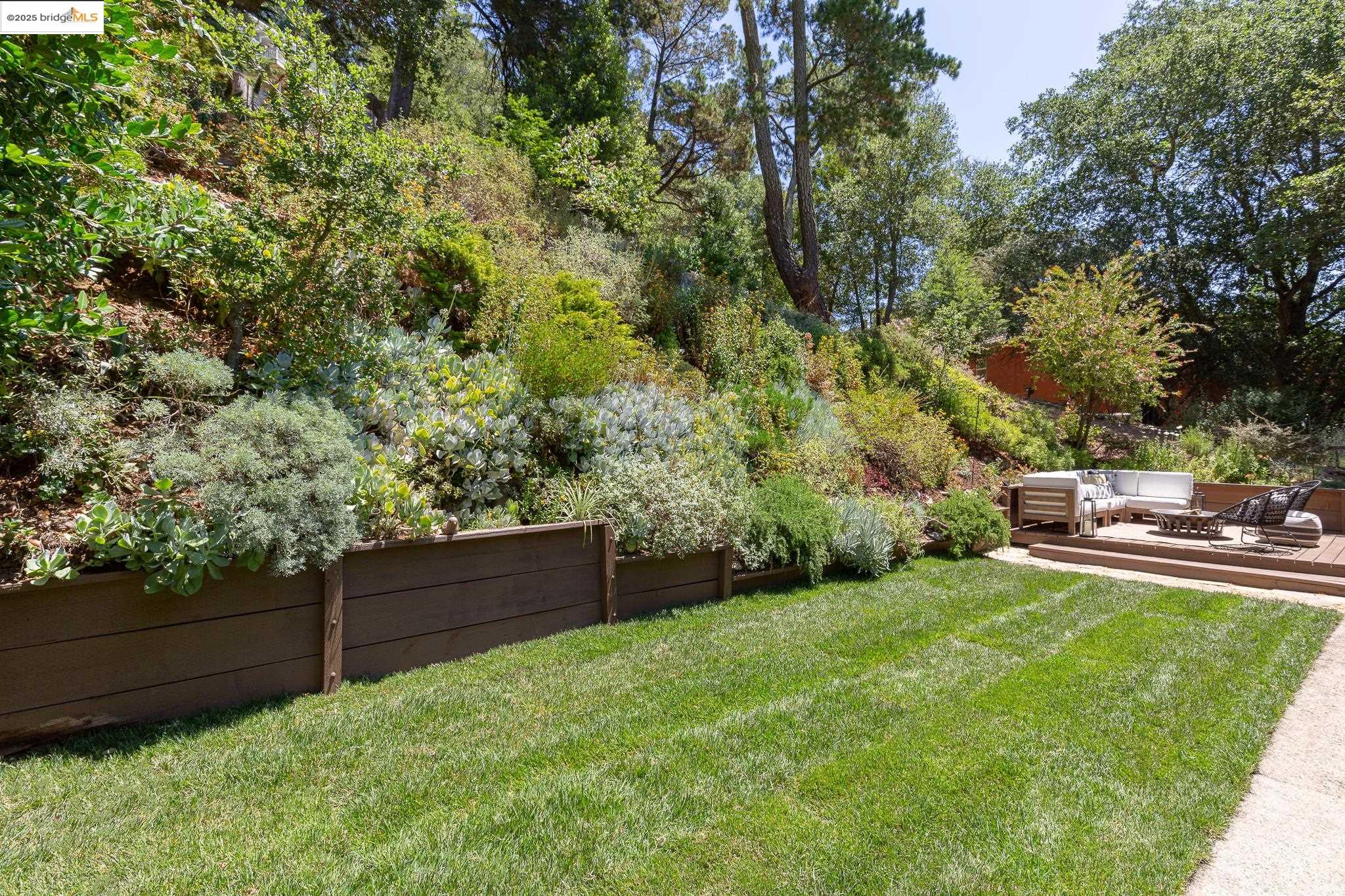 Detail Gallery Image 30 of 59 For 2072 Arrowhead Dr, Oakland,  CA 94611 - 3 Beds | 2/1 Baths