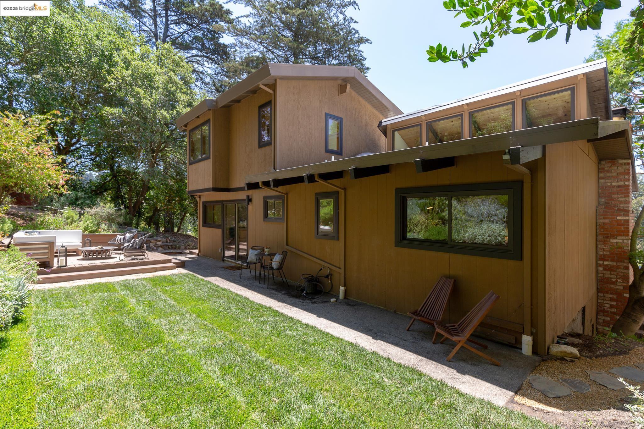 Detail Gallery Image 31 of 59 For 2072 Arrowhead Dr, Oakland,  CA 94611 - 3 Beds | 2/1 Baths