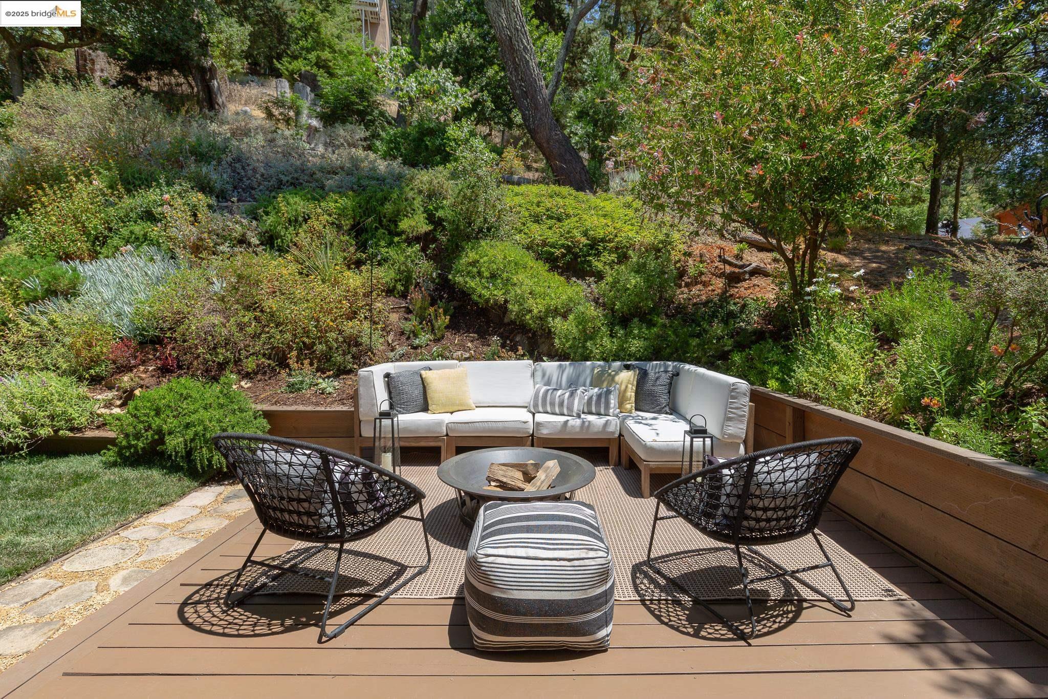 Detail Gallery Image 32 of 59 For 2072 Arrowhead Dr, Oakland,  CA 94611 - 3 Beds | 2/1 Baths