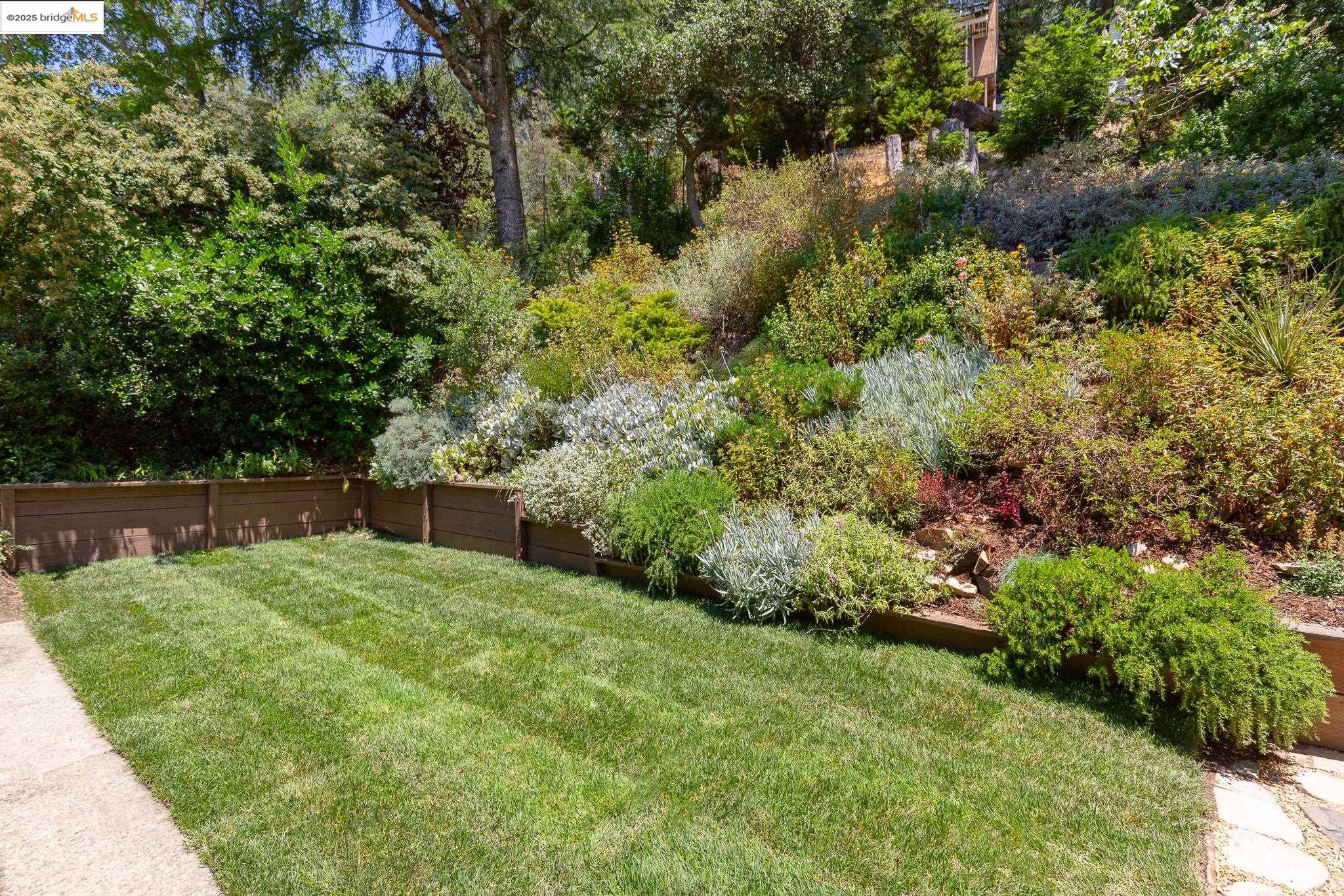 Detail Gallery Image 33 of 59 For 2072 Arrowhead Dr, Oakland,  CA 94611 - 3 Beds | 2/1 Baths