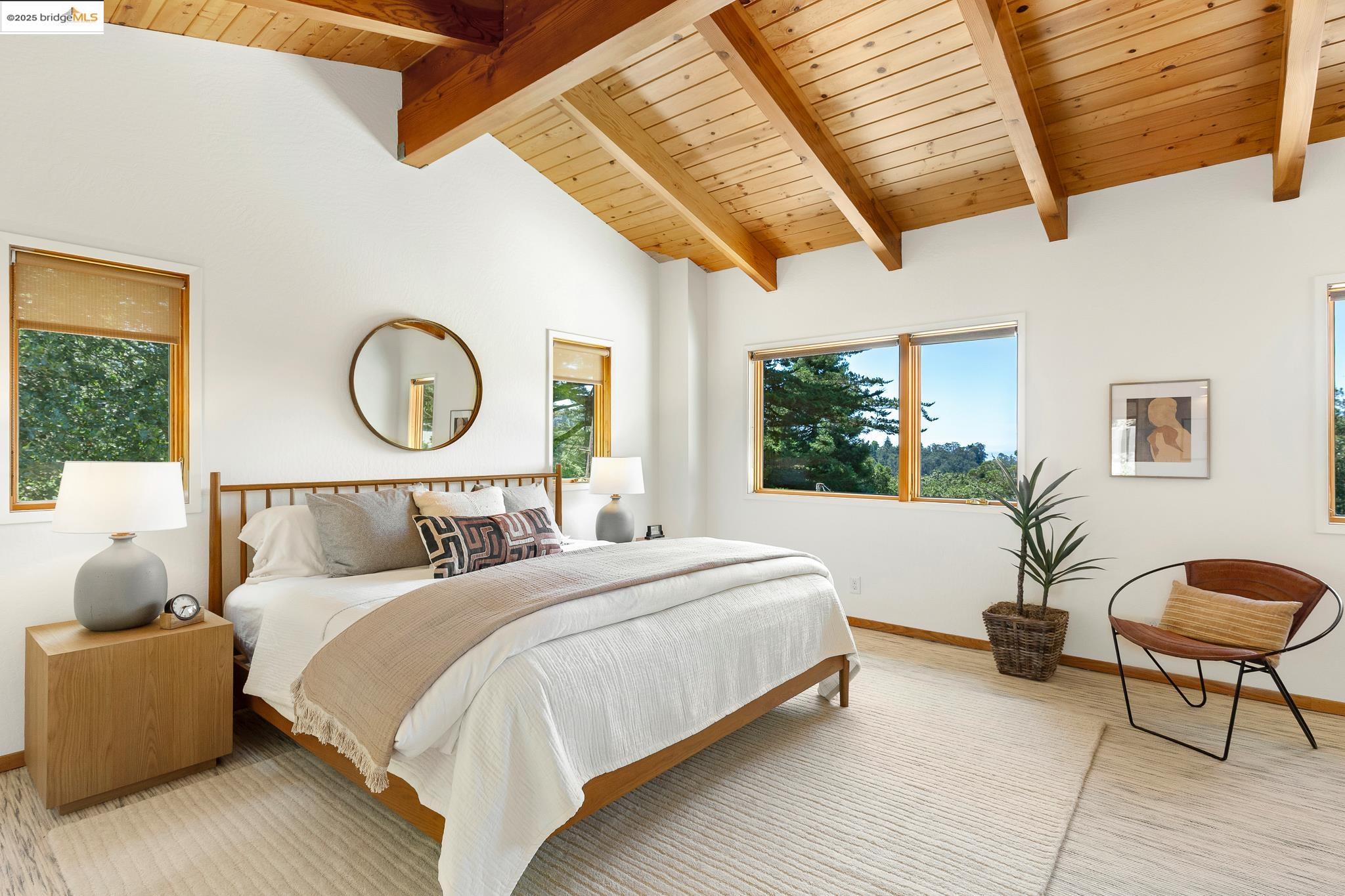 Detail Gallery Image 36 of 59 For 2072 Arrowhead Dr, Oakland,  CA 94611 - 3 Beds | 2/1 Baths