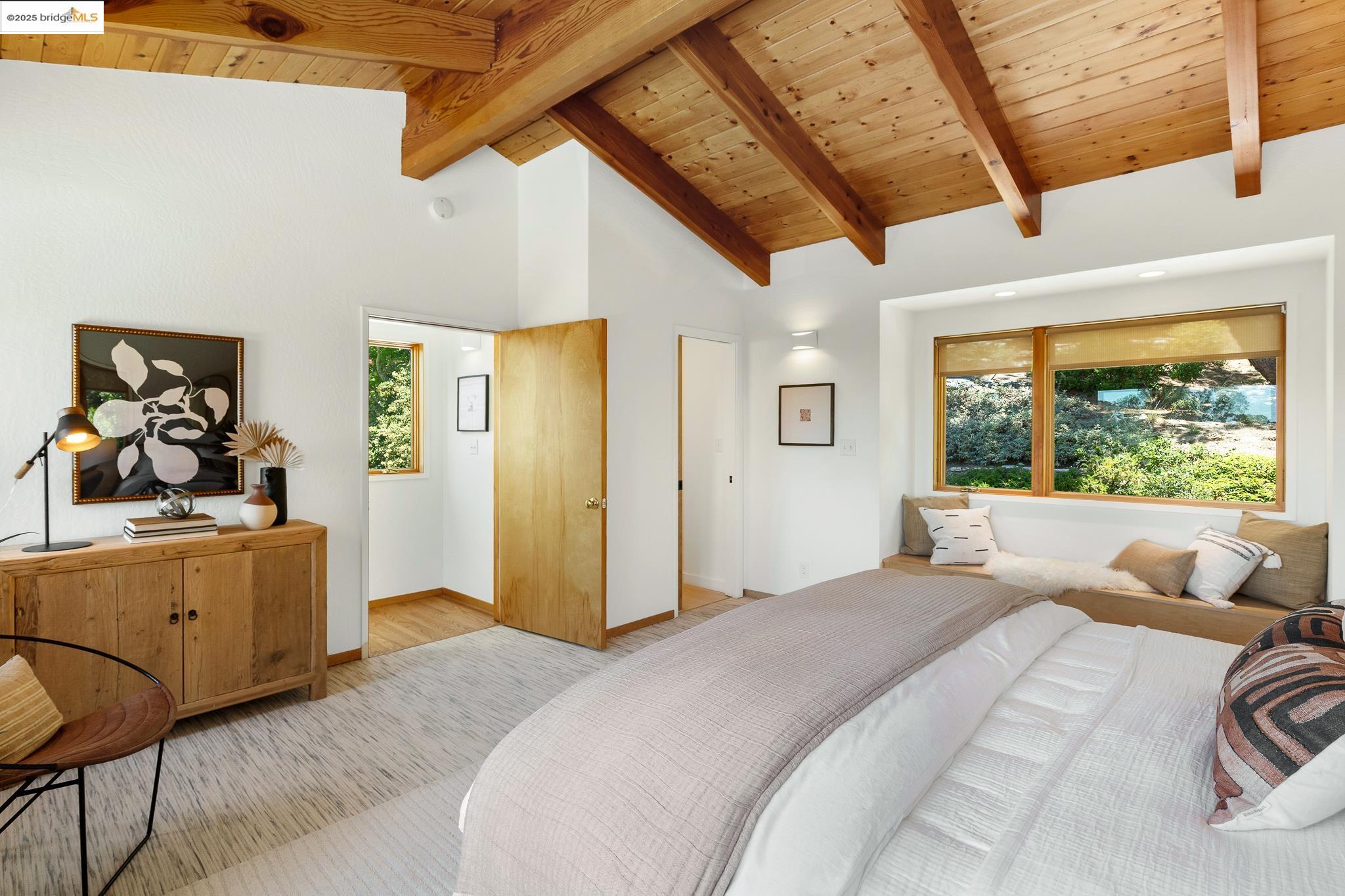 Detail Gallery Image 39 of 59 For 2072 Arrowhead Dr, Oakland,  CA 94611 - 3 Beds | 2/1 Baths