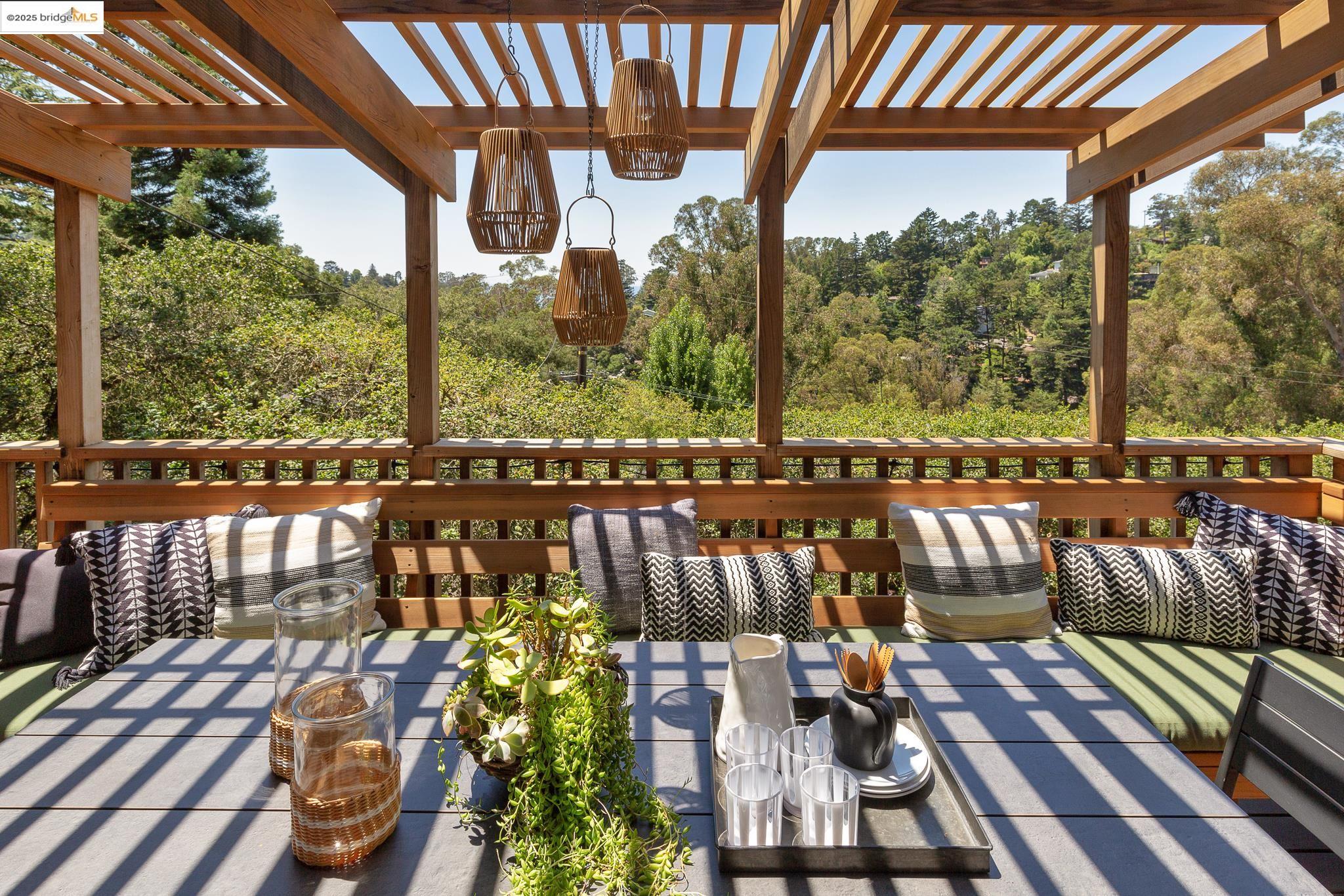 Detail Gallery Image 5 of 59 For 2072 Arrowhead Dr, Oakland,  CA 94611 - 3 Beds | 2/1 Baths