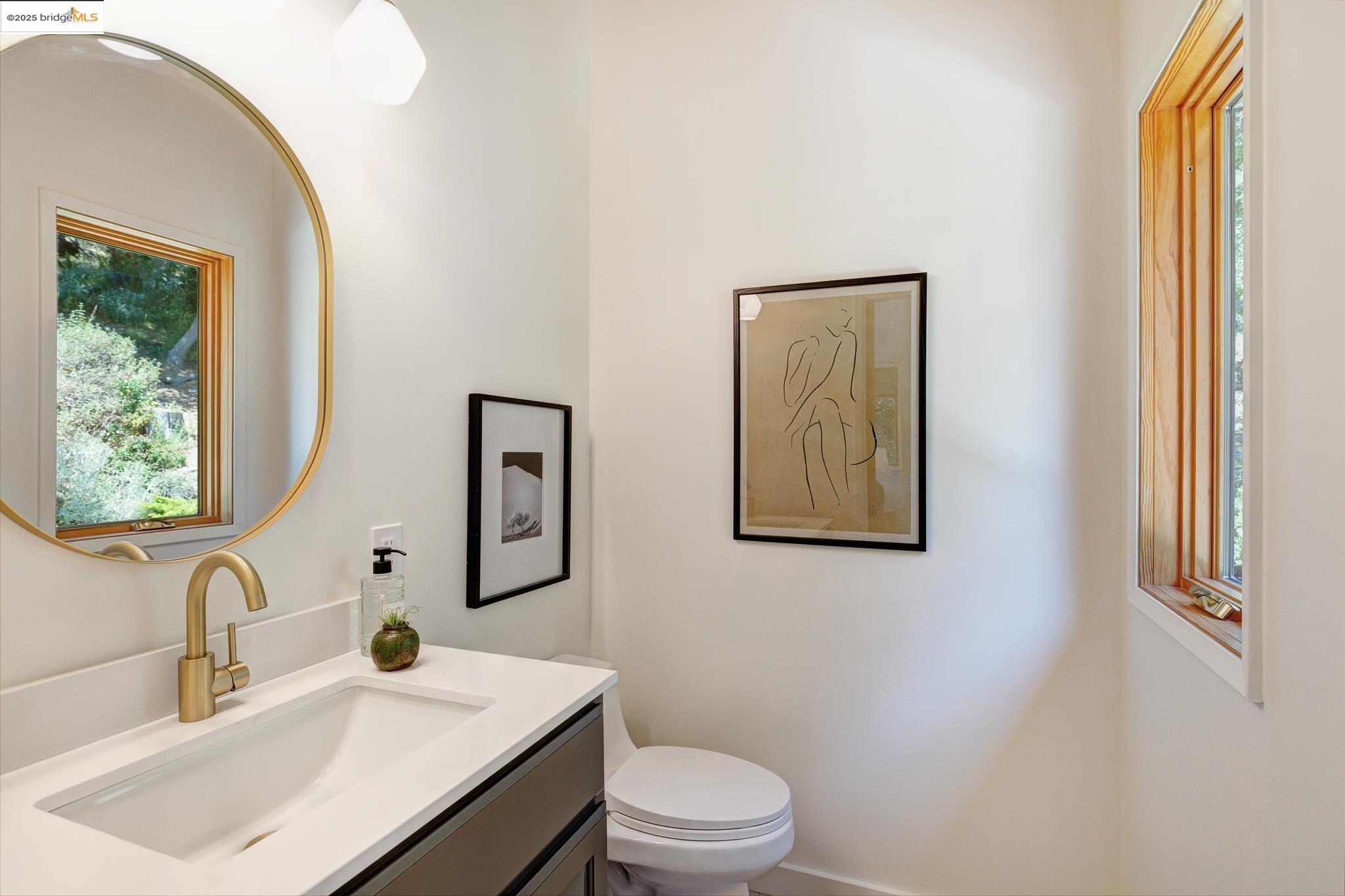 Detail Gallery Image 42 of 59 For 2072 Arrowhead Dr, Oakland,  CA 94611 - 3 Beds | 2/1 Baths