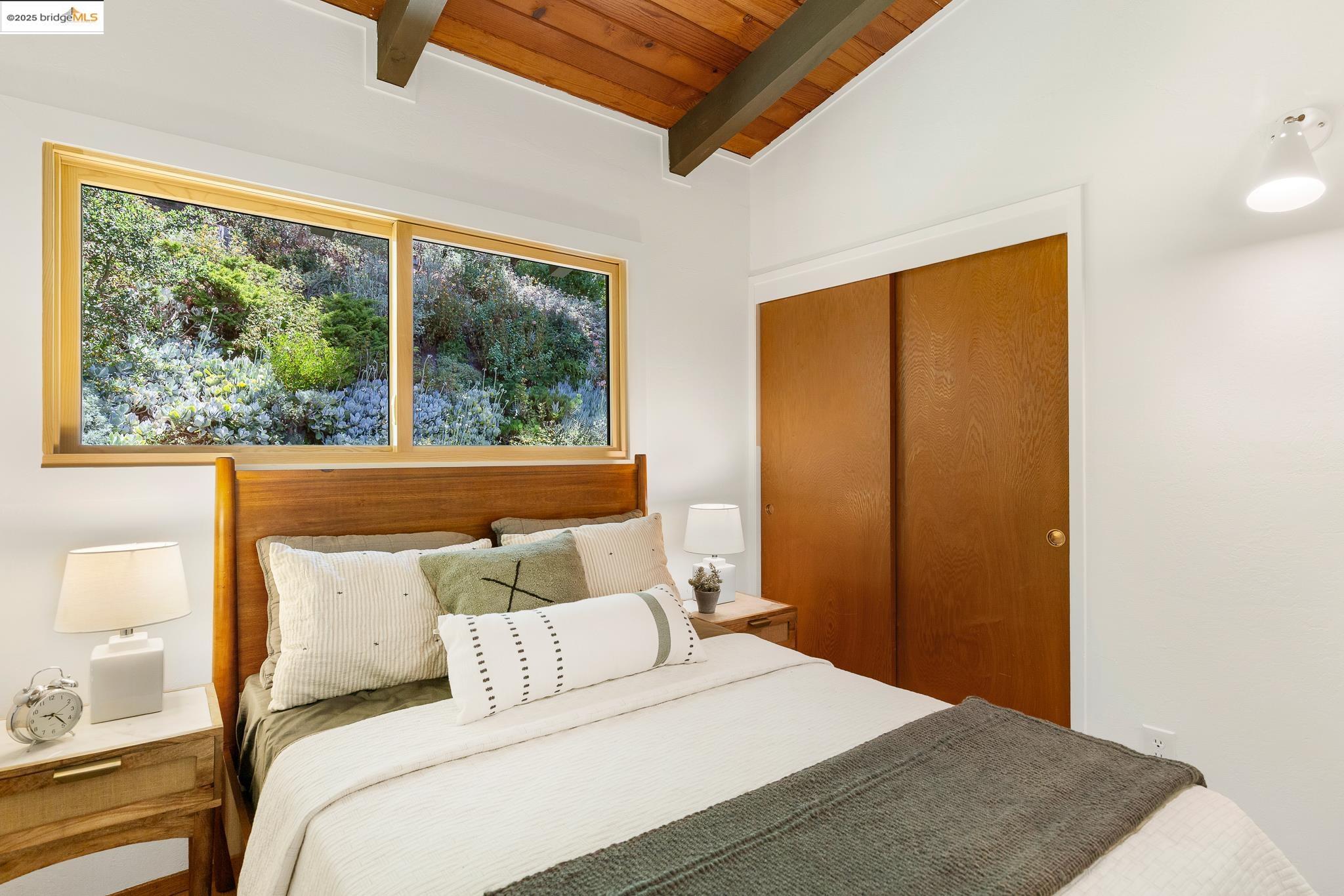 Detail Gallery Image 44 of 59 For 2072 Arrowhead Dr, Oakland,  CA 94611 - 3 Beds | 2/1 Baths