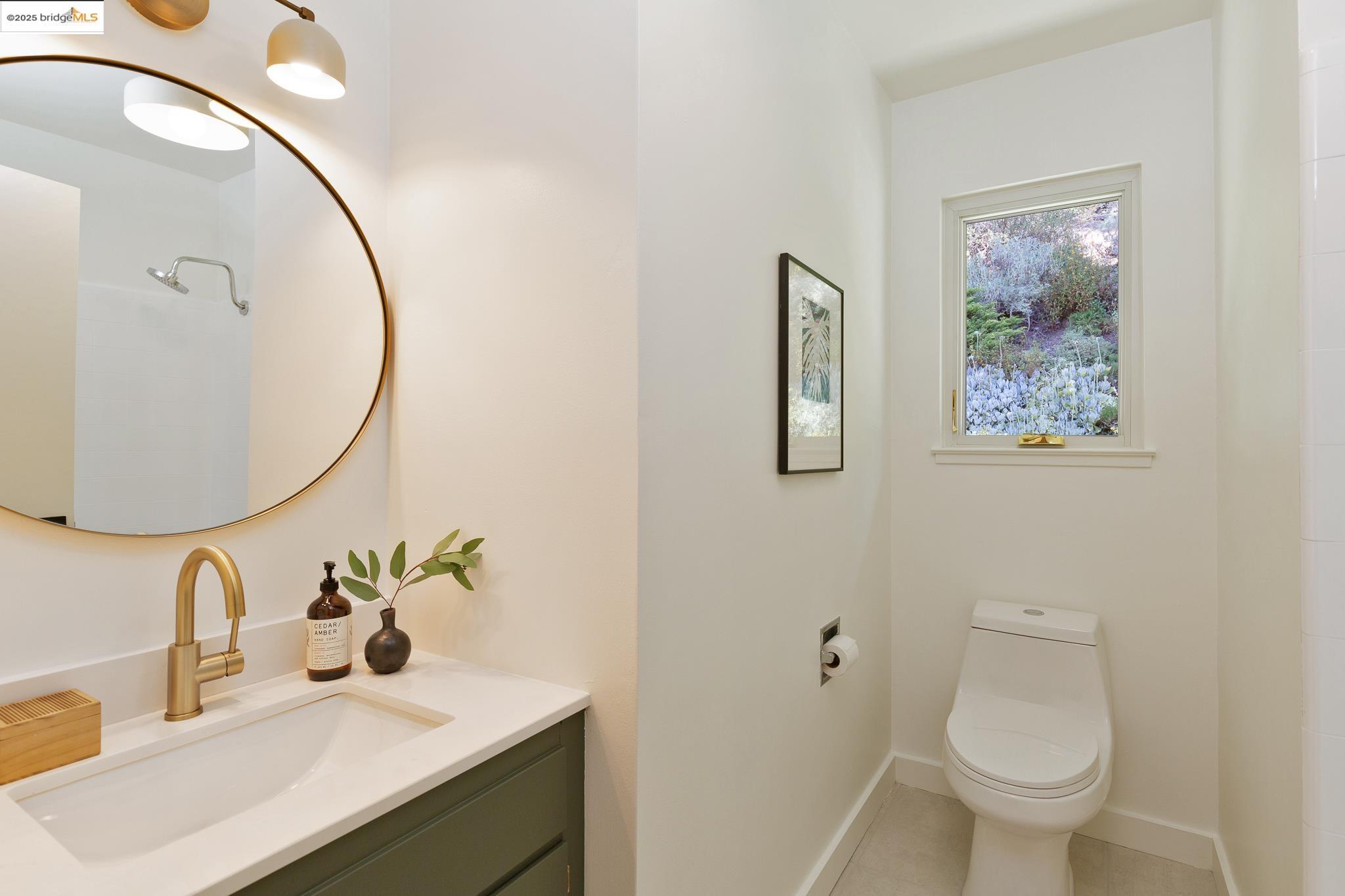 Detail Gallery Image 45 of 59 For 2072 Arrowhead Dr, Oakland,  CA 94611 - 3 Beds | 2/1 Baths