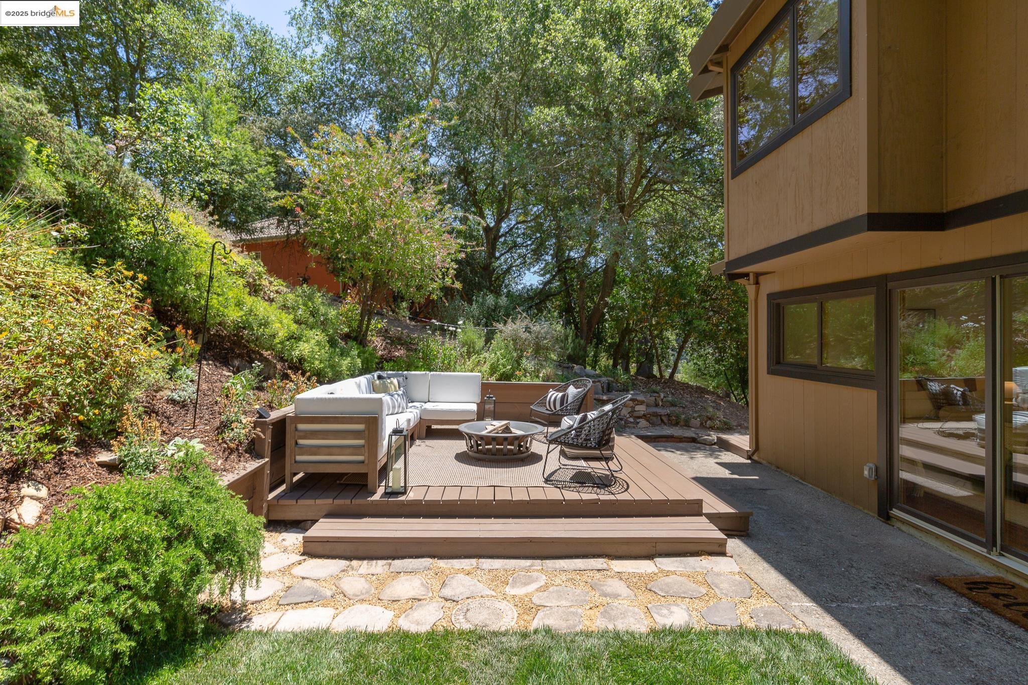 Detail Gallery Image 47 of 59 For 2072 Arrowhead Dr, Oakland,  CA 94611 - 3 Beds | 2/1 Baths