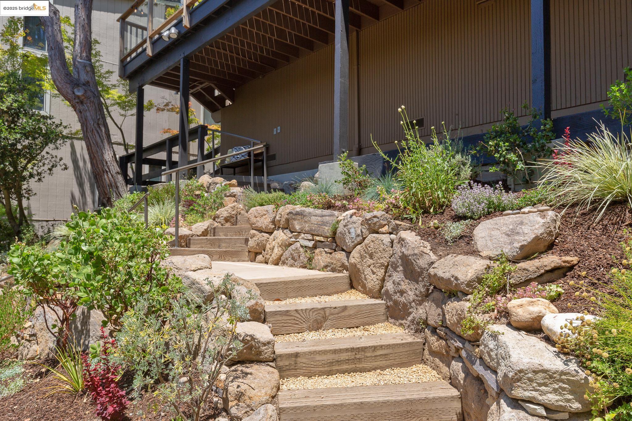 Detail Gallery Image 48 of 59 For 2072 Arrowhead Dr, Oakland,  CA 94611 - 3 Beds | 2/1 Baths