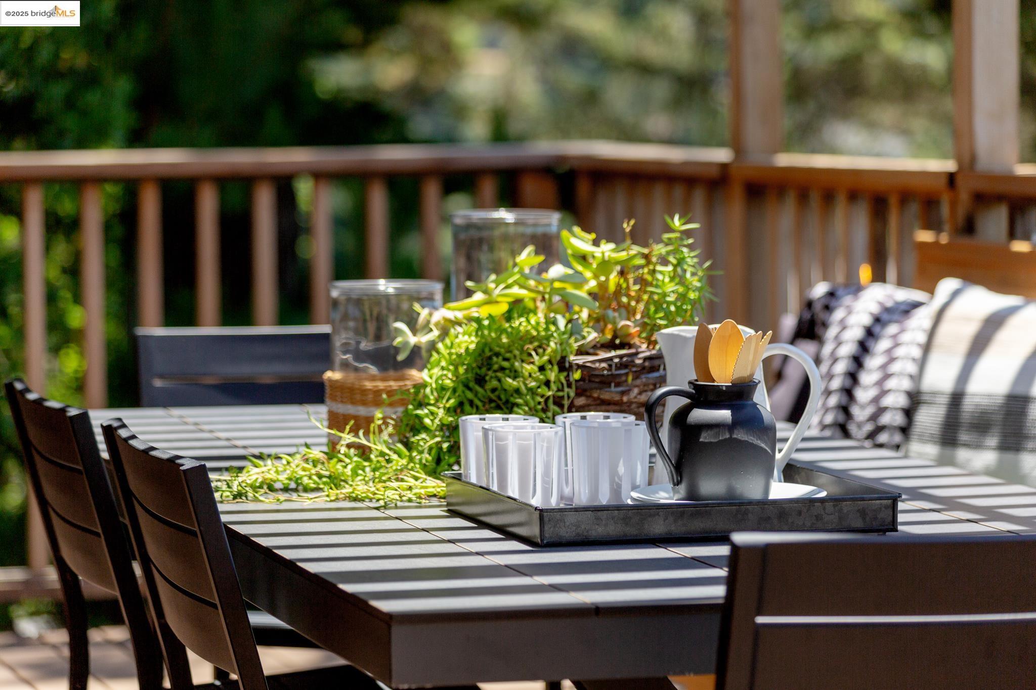 Detail Gallery Image 6 of 59 For 2072 Arrowhead Dr, Oakland,  CA 94611 - 3 Beds | 2/1 Baths