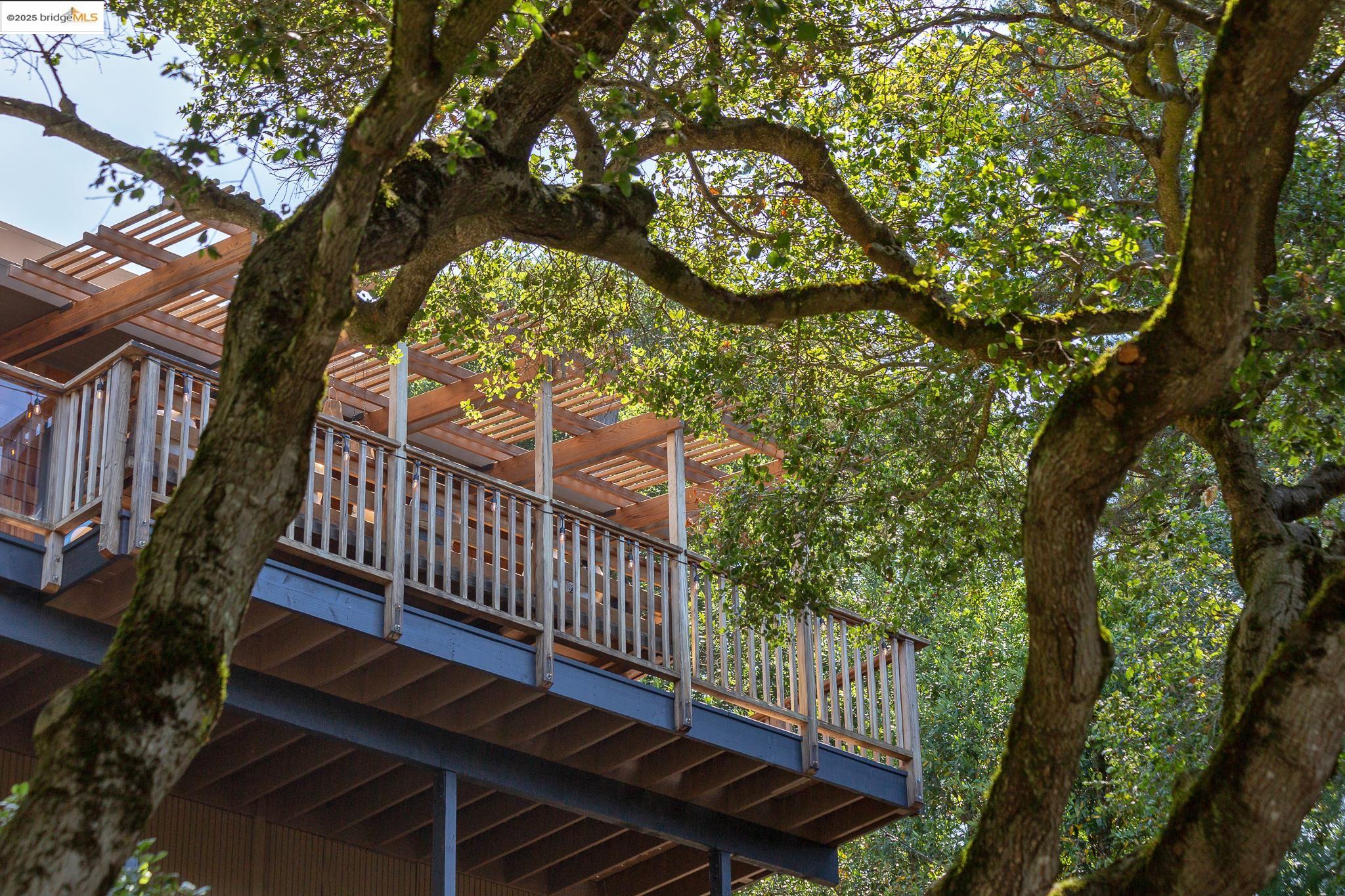 Detail Gallery Image 51 of 59 For 2072 Arrowhead Dr, Oakland,  CA 94611 - 3 Beds | 2/1 Baths