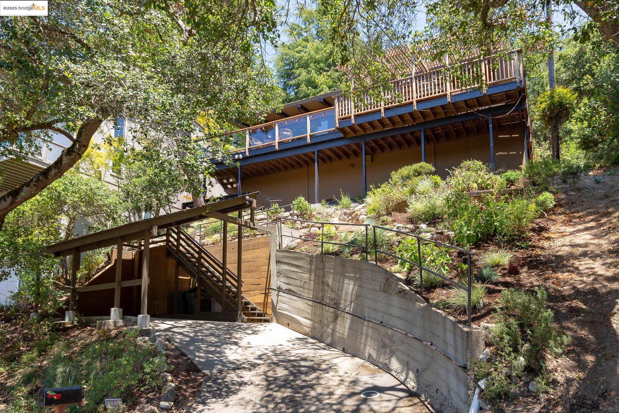 Detail Gallery Image 52 of 59 For 2072 Arrowhead Dr, Oakland,  CA 94611 - 3 Beds | 2/1 Baths