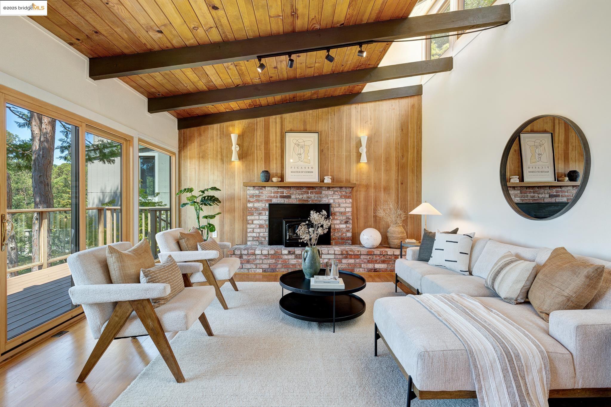 Detail Gallery Image 7 of 59 For 2072 Arrowhead Dr, Oakland,  CA 94611 - 3 Beds | 2/1 Baths