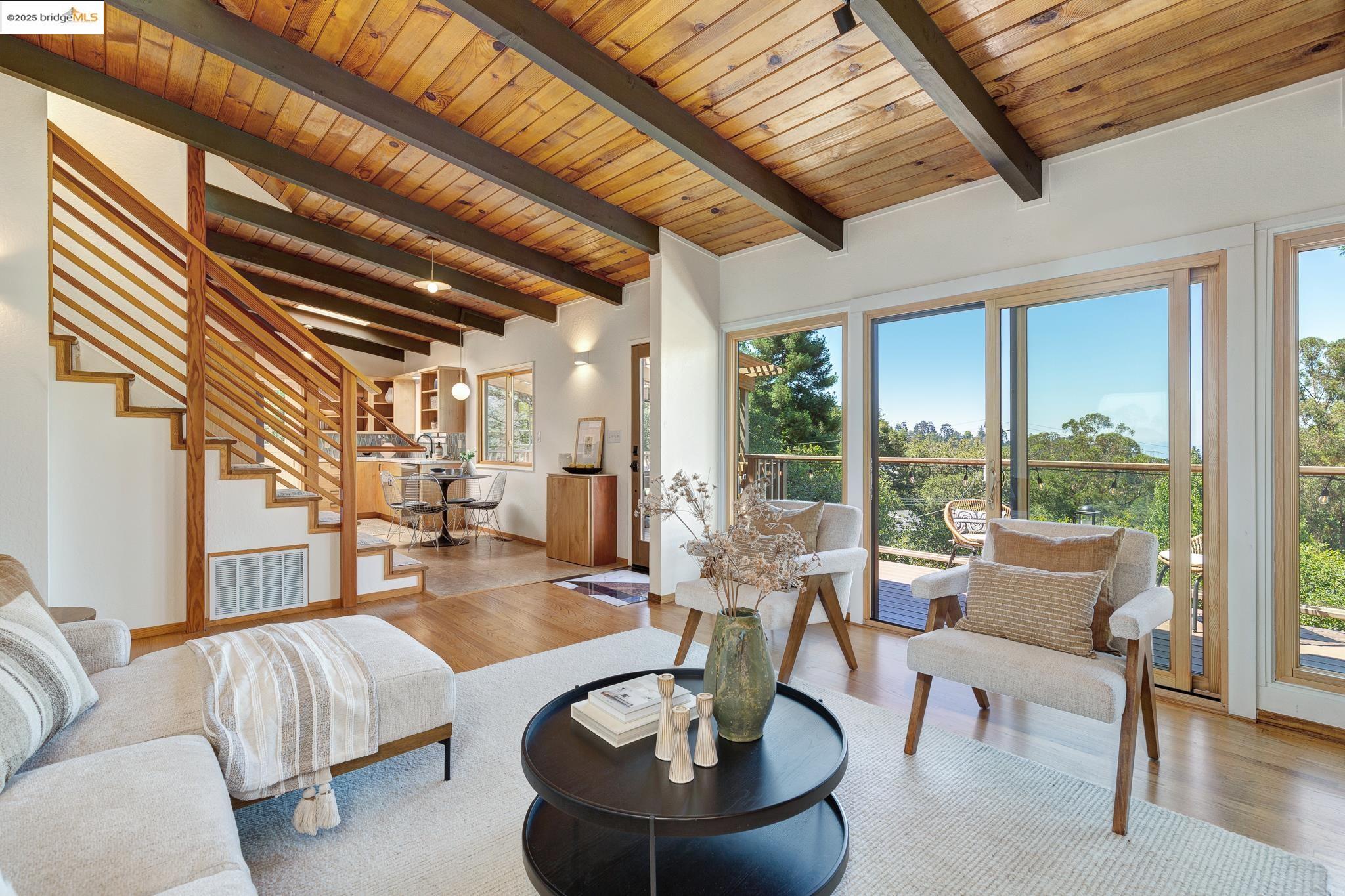 Detail Gallery Image 9 of 59 For 2072 Arrowhead Dr, Oakland,  CA 94611 - 3 Beds | 2/1 Baths