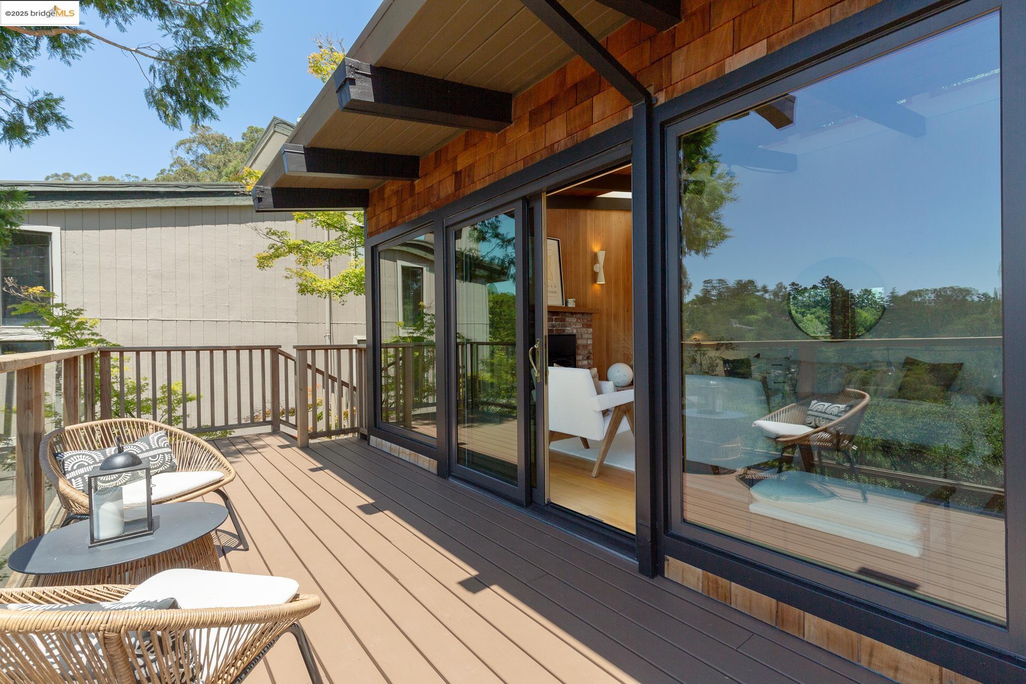 Detail Gallery Image 10 of 59 For 2072 Arrowhead Dr, Oakland,  CA 94611 - 3 Beds | 2/1 Baths