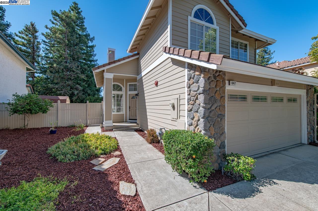 Detail Gallery Image 2 of 49 For 847 Dana Cir, Livermore,  CA 94550 - 3 Beds | 2/1 Baths