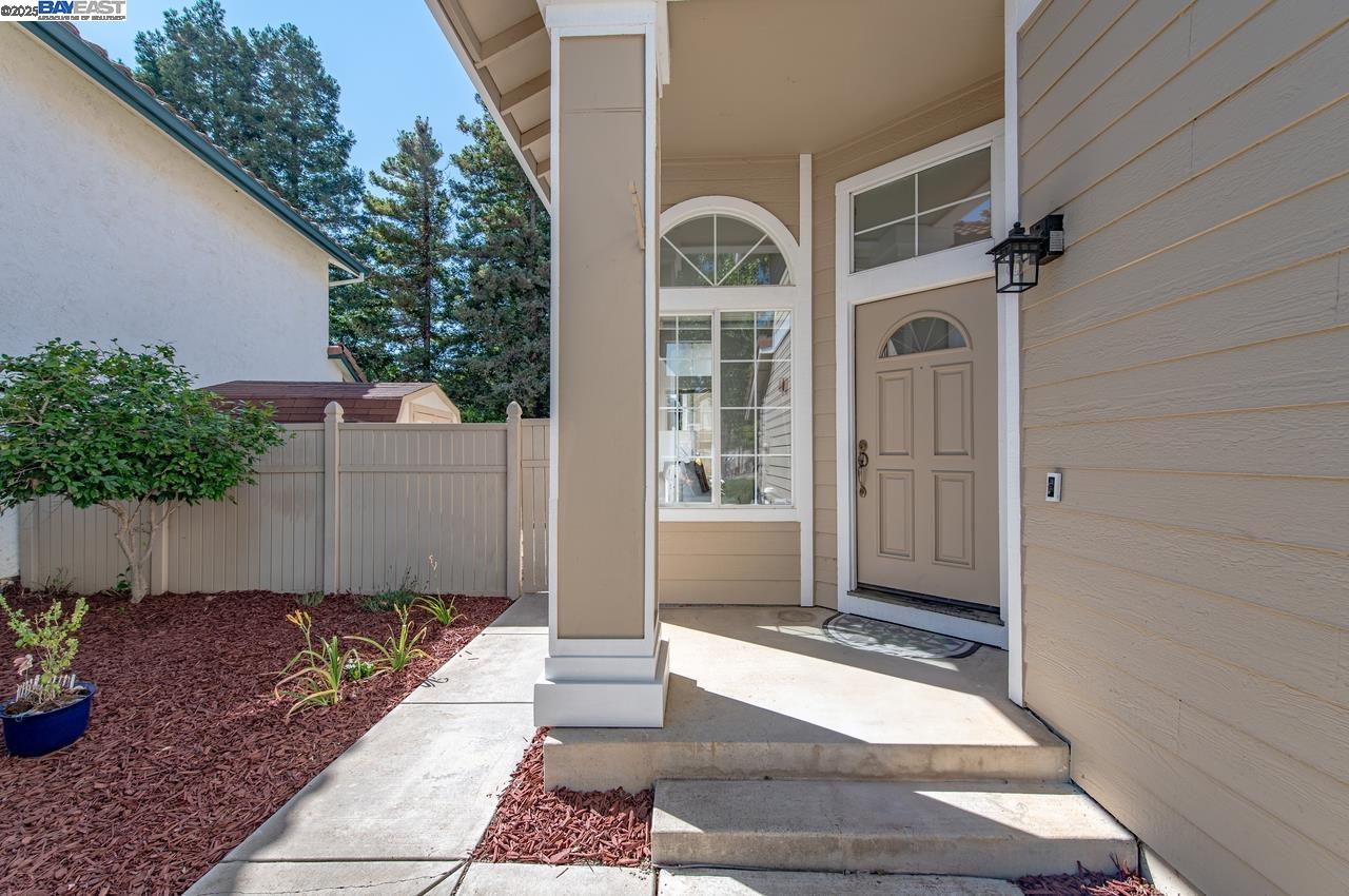 Detail Gallery Image 3 of 49 For 847 Dana Cir, Livermore,  CA 94550 - 3 Beds | 2/1 Baths