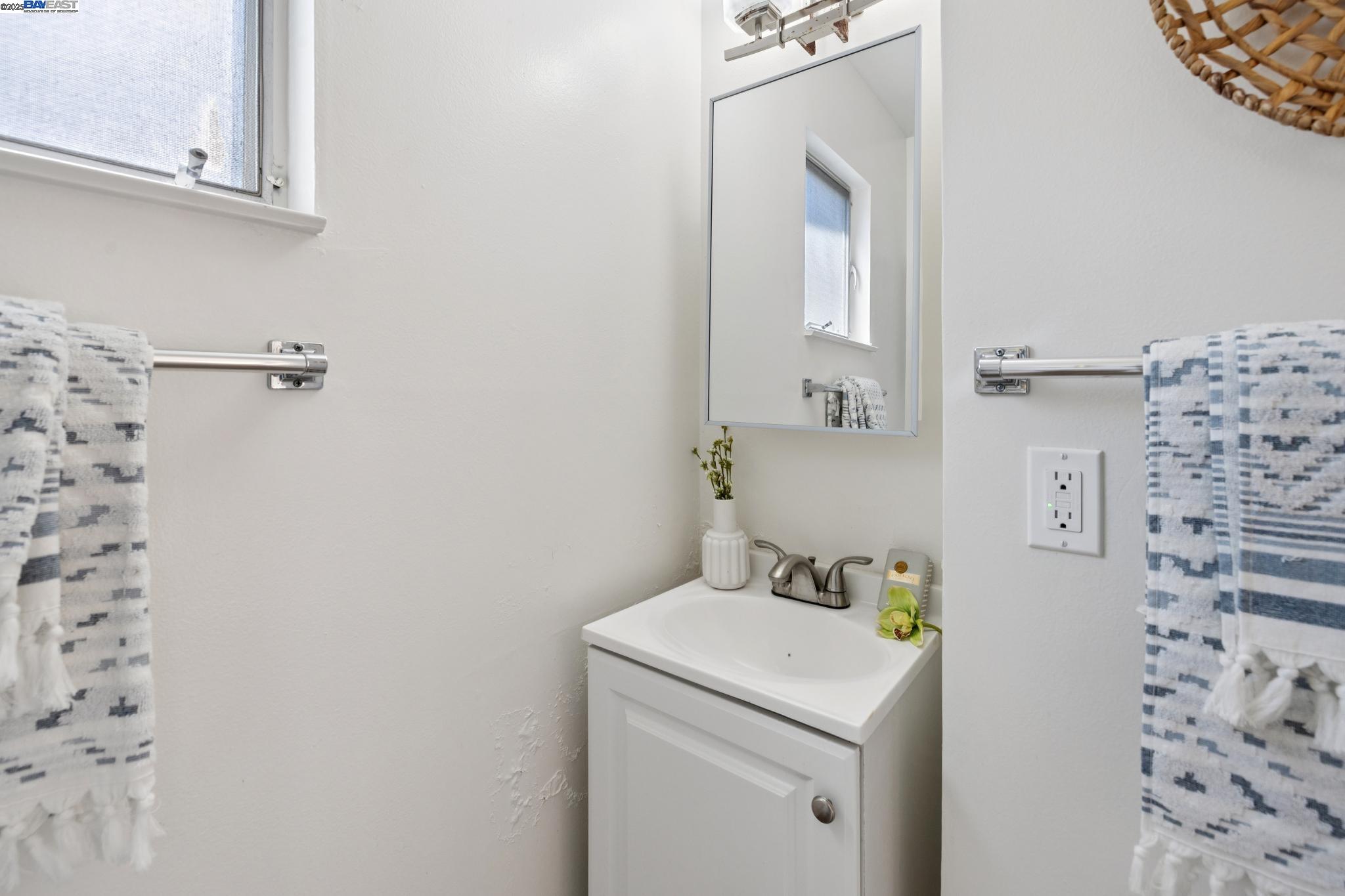 Detail Gallery Image 37 of 58 For 1943 Vining Dr, San Leandro,  CA 94579 - 3 Beds | 2 Baths