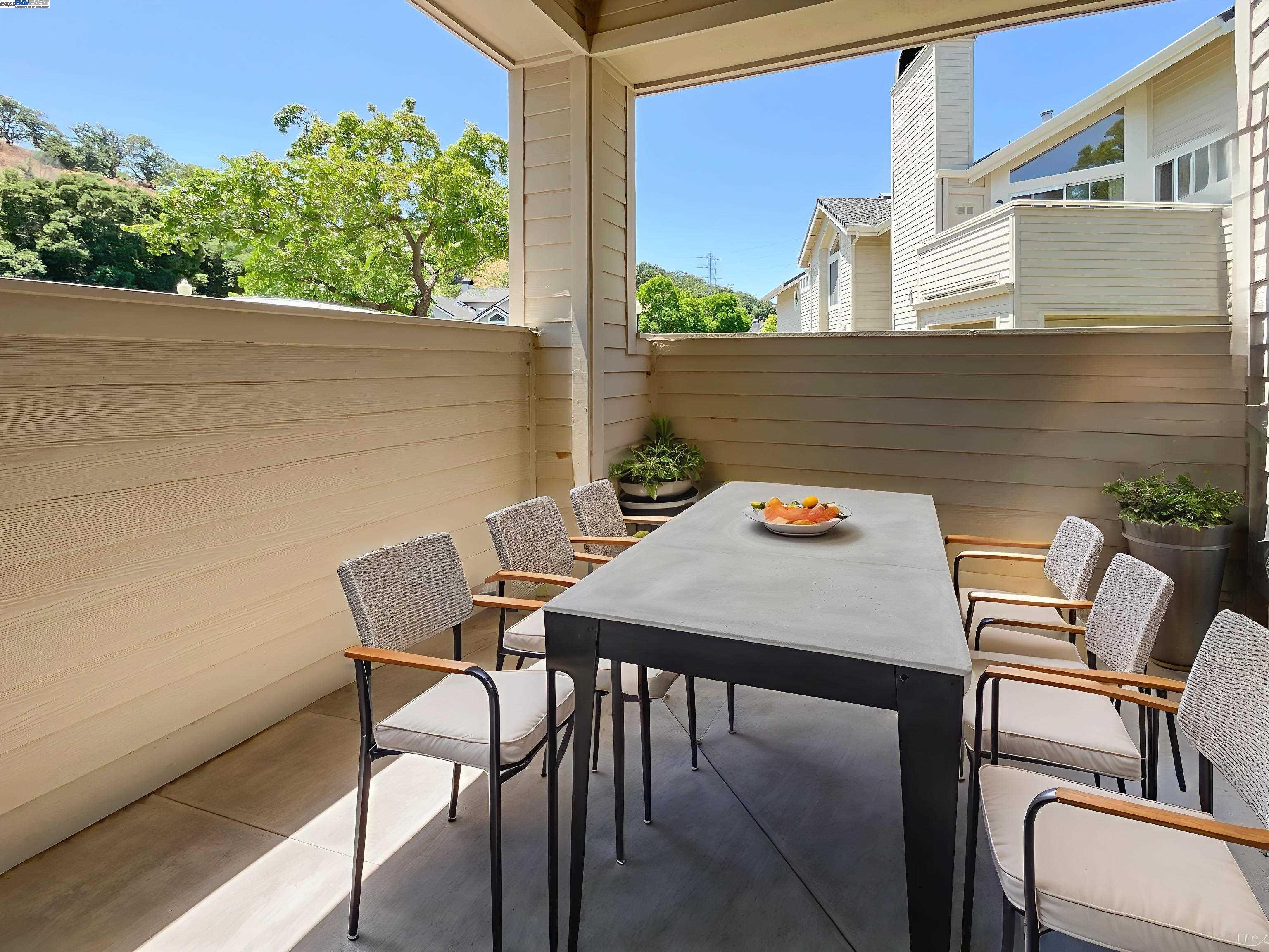 Detail Gallery Image 4 of 5 For 363 Sextant Court, Hercules,  CA 94547 - 2 Beds | 2 Baths