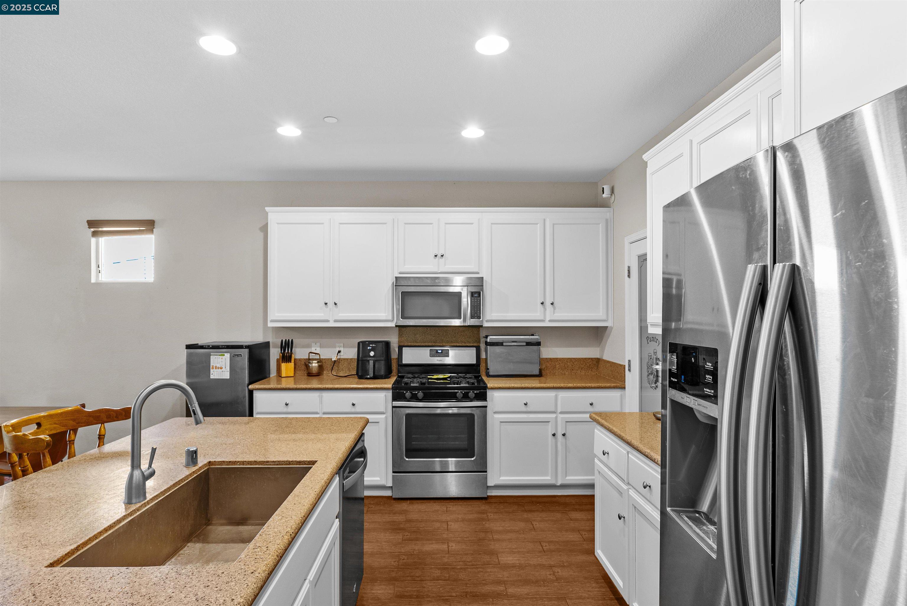 Detail Gallery Image 10 of 37 For 3826 Danbury Way, Fairfield,  CA 94553 - 5 Beds | 3/1 Baths