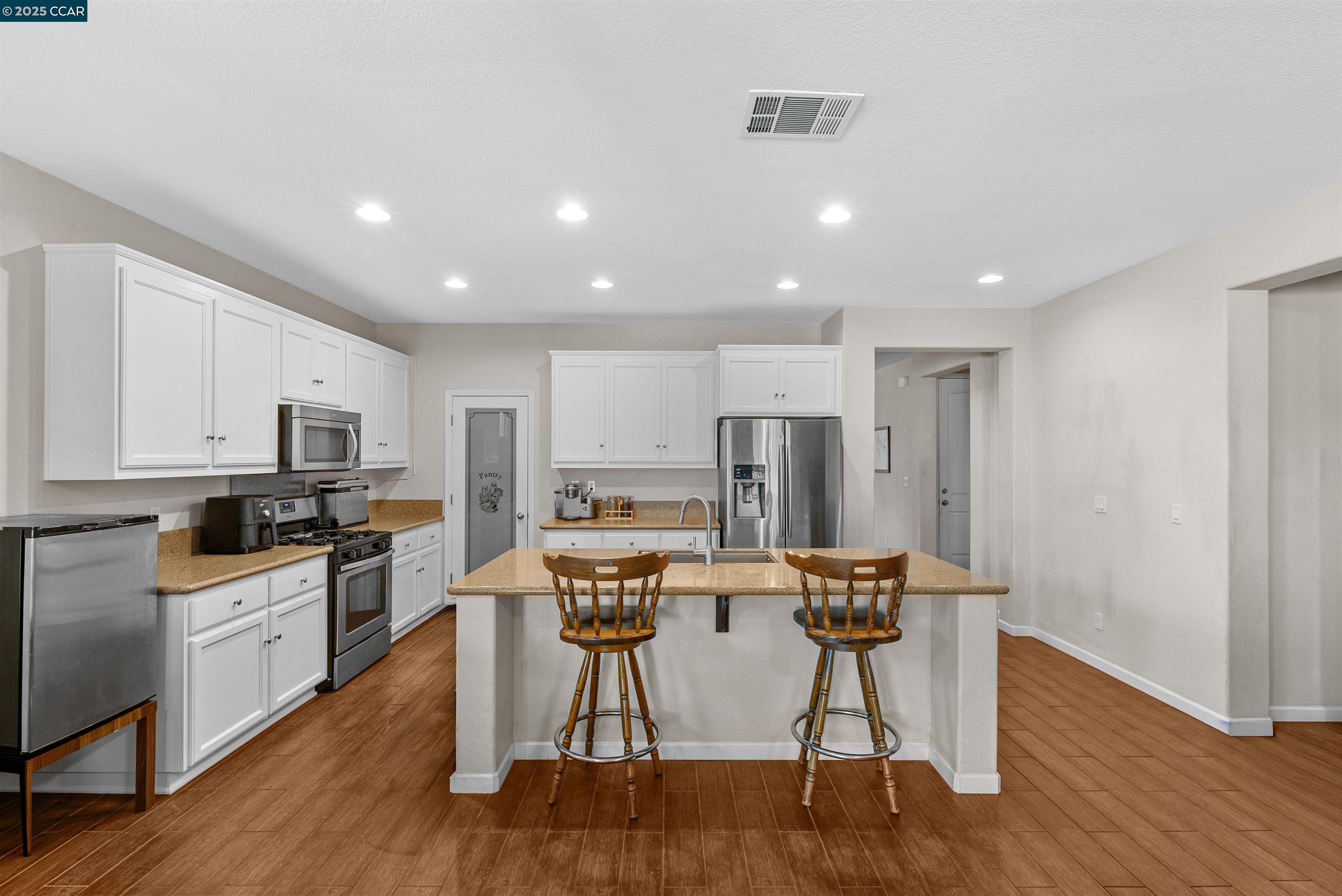 Detail Gallery Image 11 of 37 For 3826 Danbury Way, Fairfield,  CA 94553 - 5 Beds | 3/1 Baths