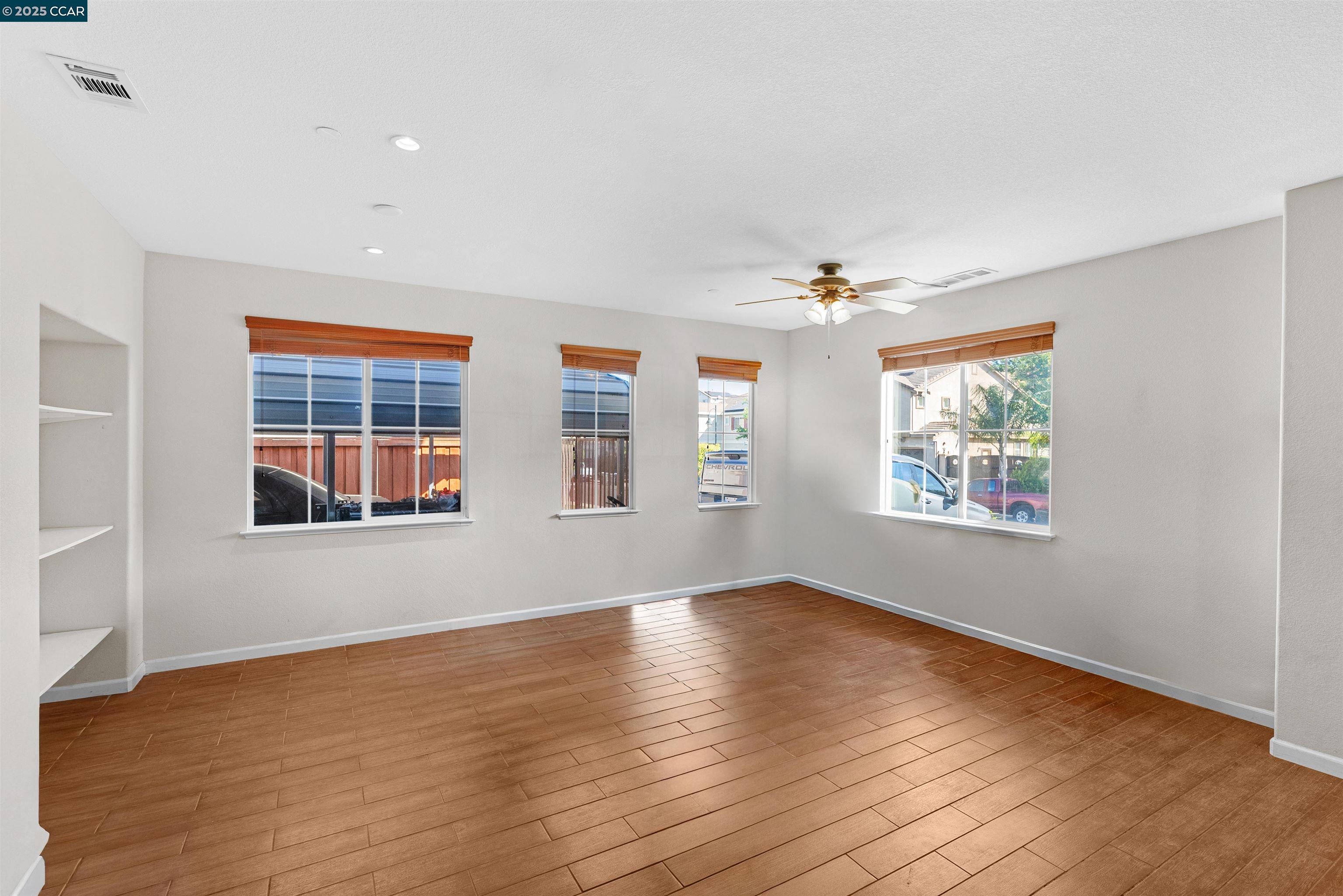 Detail Gallery Image 2 of 37 For 3826 Danbury Way, Fairfield,  CA 94553 - 5 Beds | 3/1 Baths