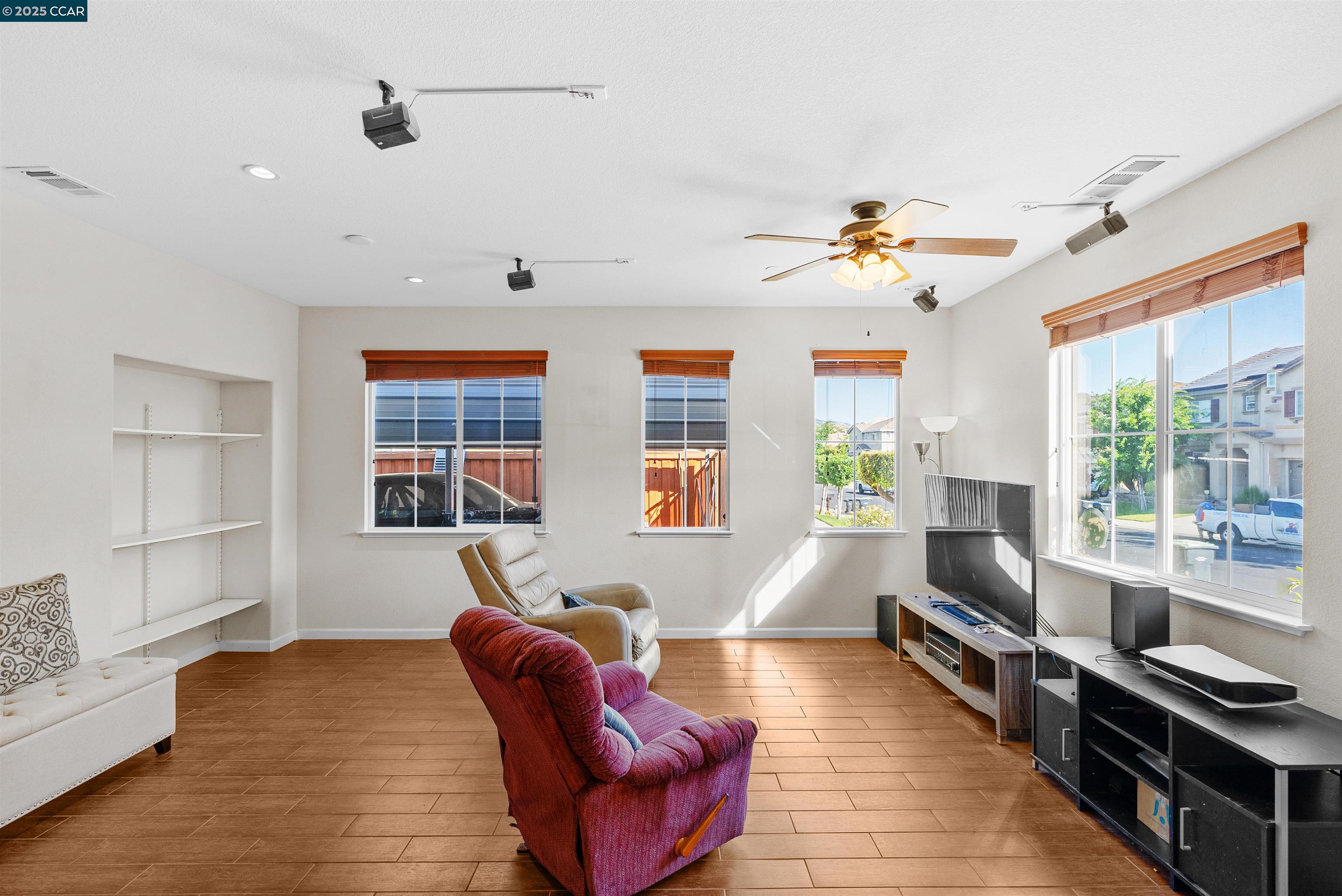 Detail Gallery Image 3 of 37 For 3826 Danbury Way, Fairfield,  CA 94553 - 5 Beds | 3/1 Baths