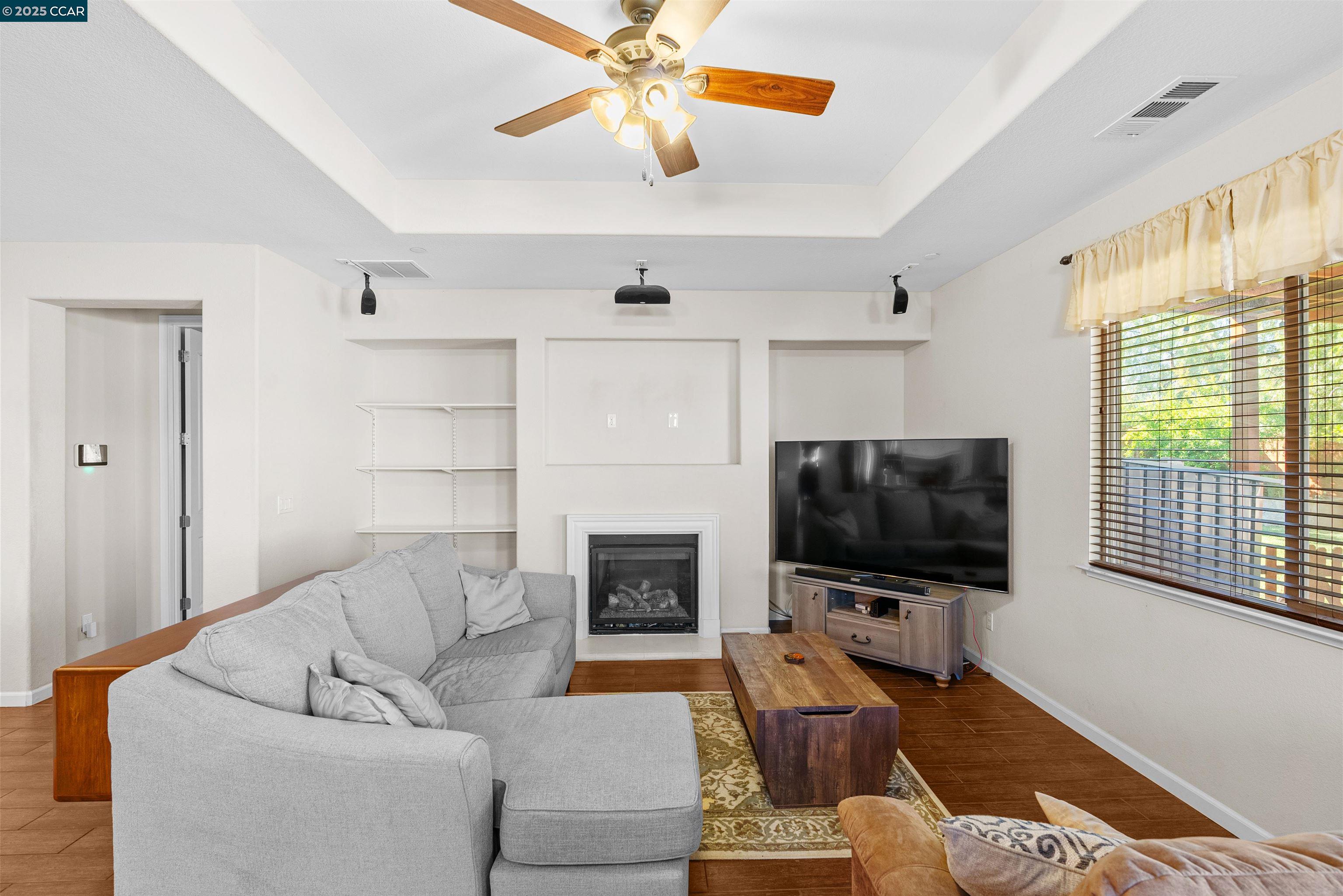 Detail Gallery Image 5 of 37 For 3826 Danbury Way, Fairfield,  CA 94553 - 5 Beds | 3/1 Baths