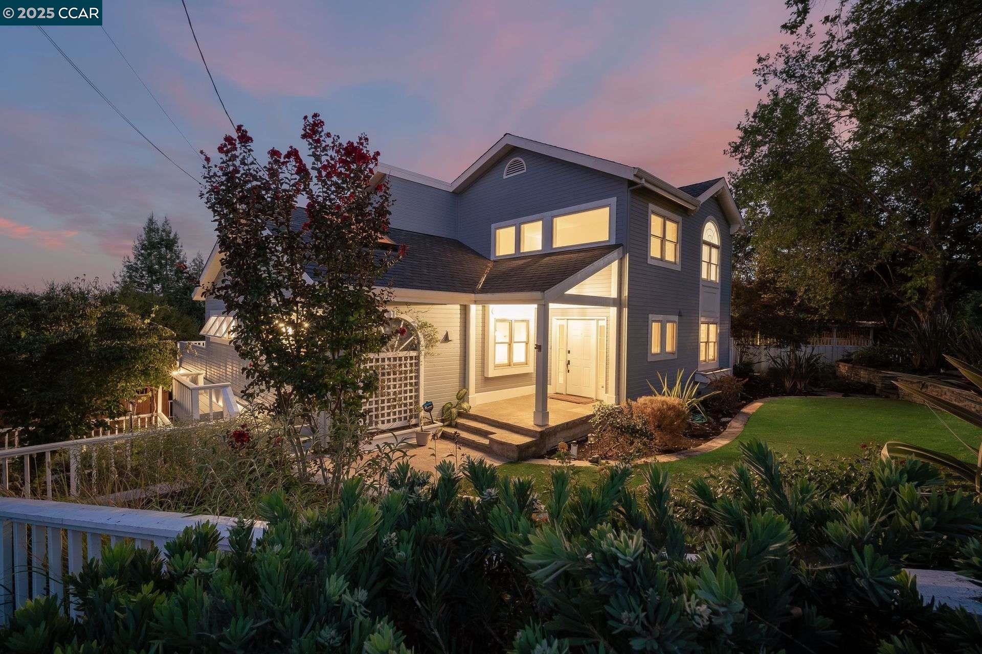 Detail Gallery Image 2 of 55 For 33 Altamount Drive, Orinda,  CA 94563 - 5 Beds | 3/1 Baths