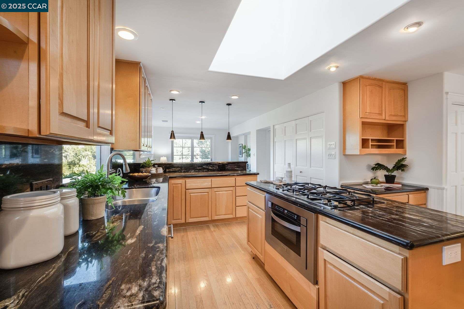 Detail Gallery Image 18 of 55 For 33 Altamount Drive, Orinda,  CA 94563 - 5 Beds | 3/1 Baths
